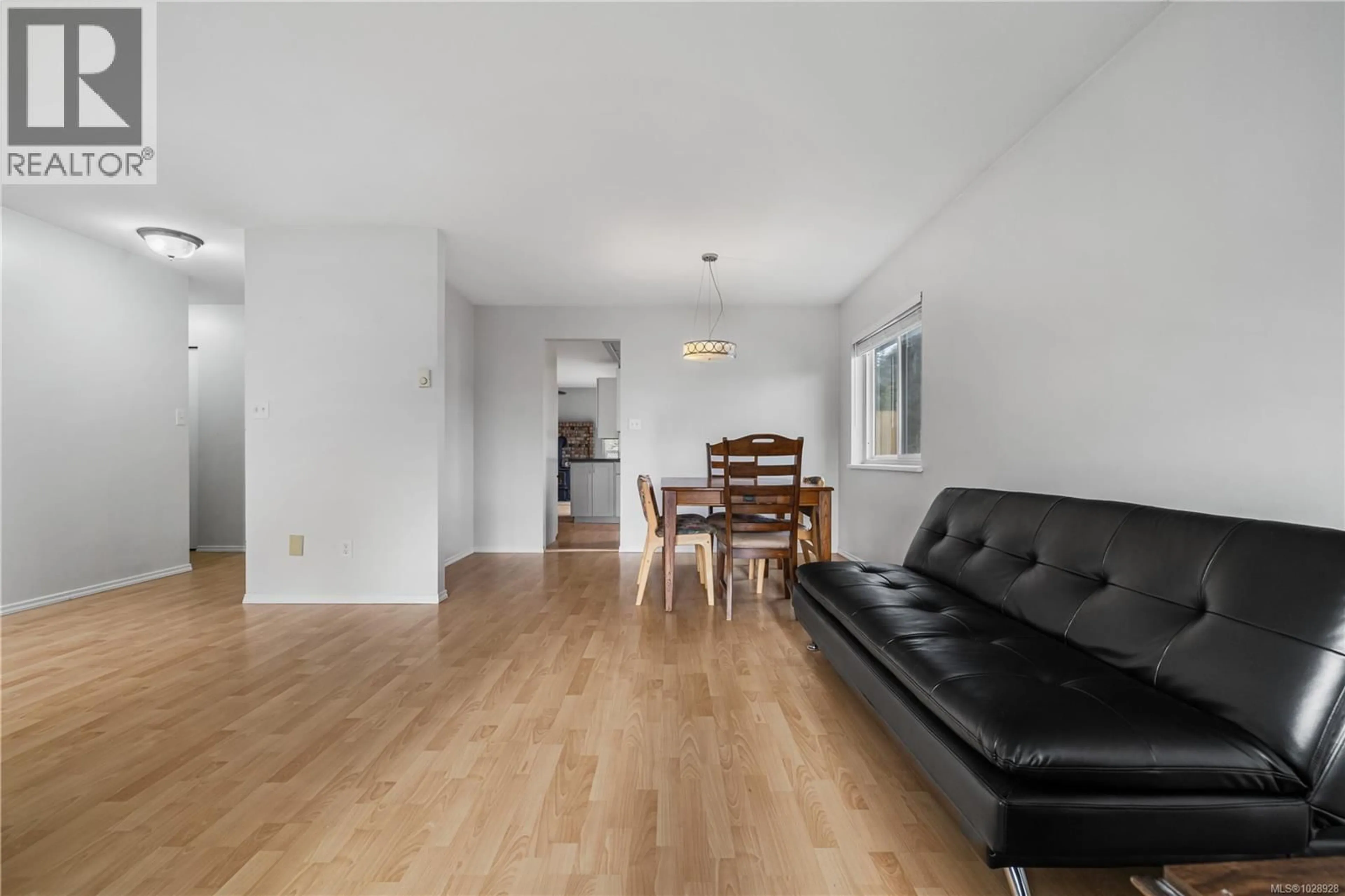 Living room with furniture, wood/laminate floor for 1674 ASPEN WAY, Campbell River British Columbia V9W7B7