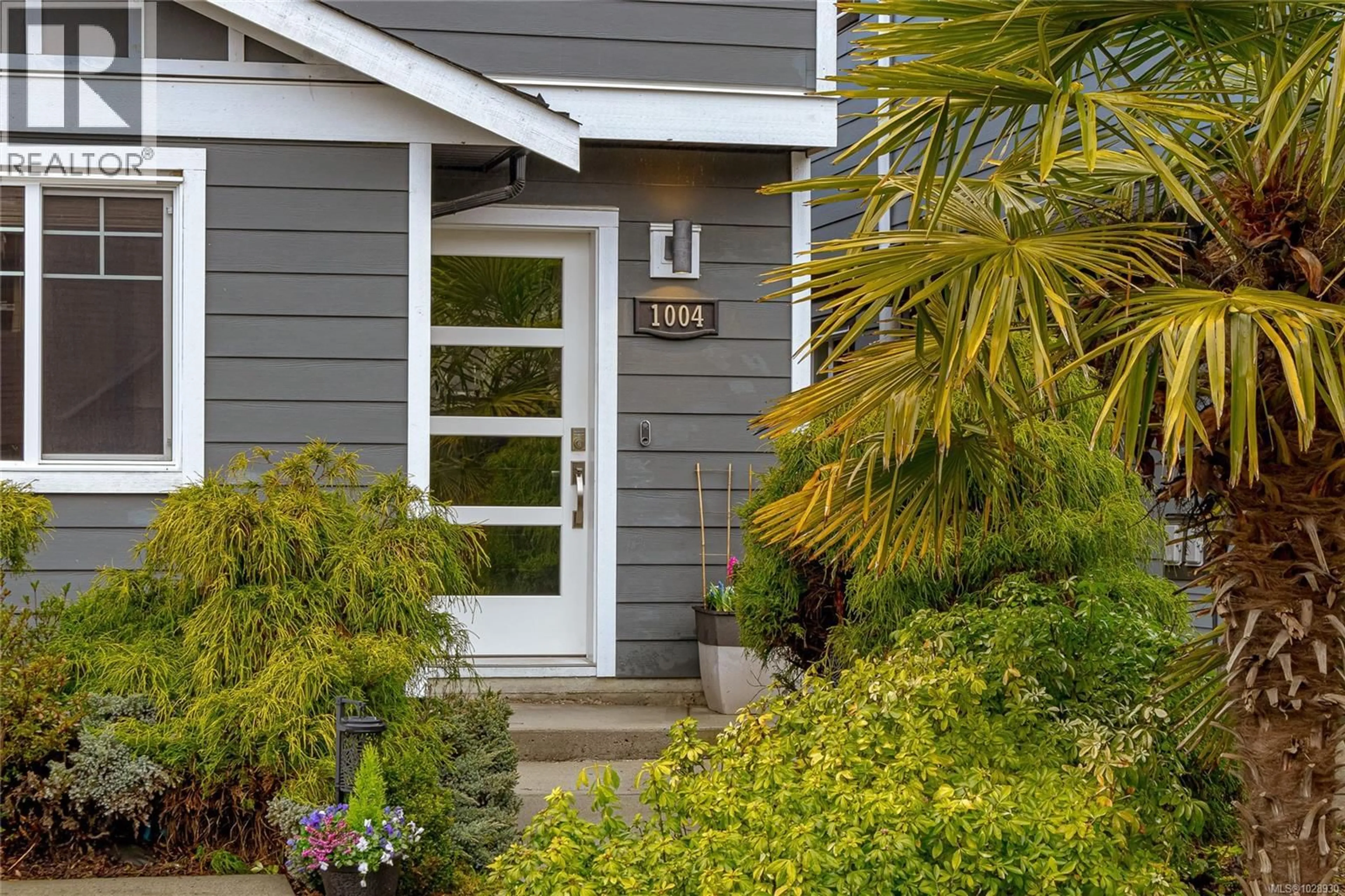 Home with vinyl exterior material, street for 1004 GUENTER PLACE, Langford British Columbia V9C0G8