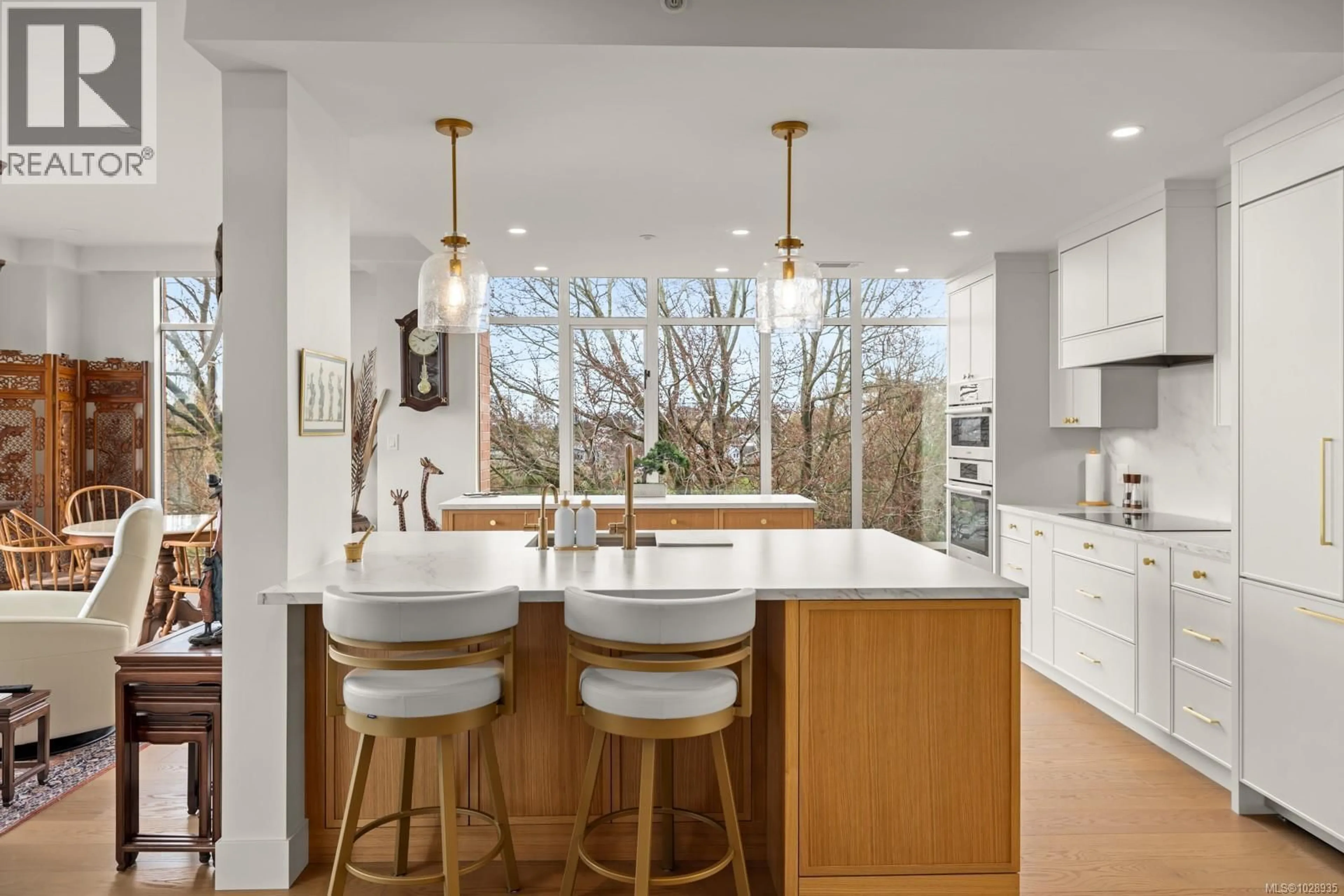 Contemporary kitchen, unknown for 517 - 21 DALLAS ROAD, Victoria British Columbia V8V4Z9