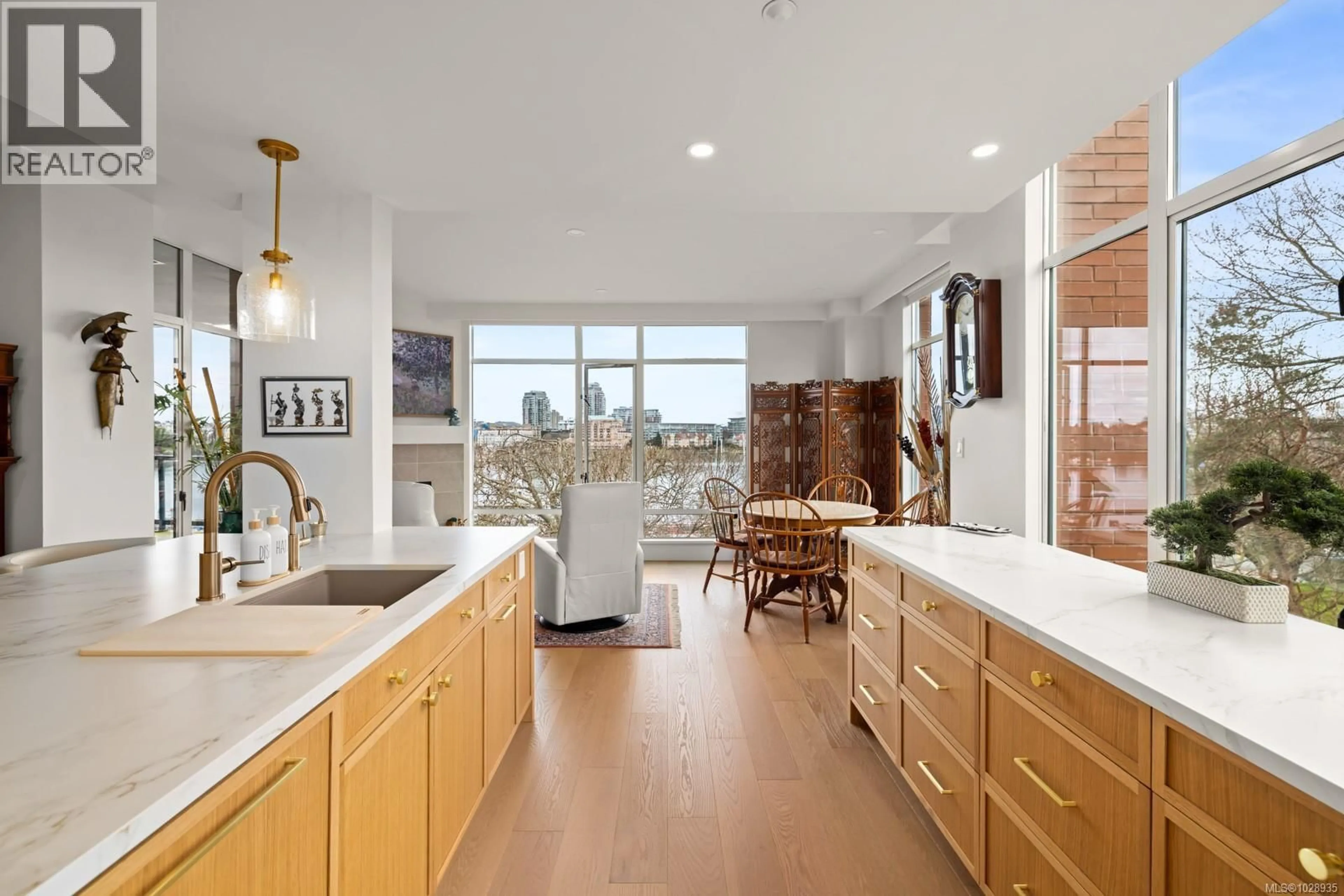 Open concept kitchen, ceramic/tile floor for 517 - 21 DALLAS ROAD, Victoria British Columbia V8V4Z9