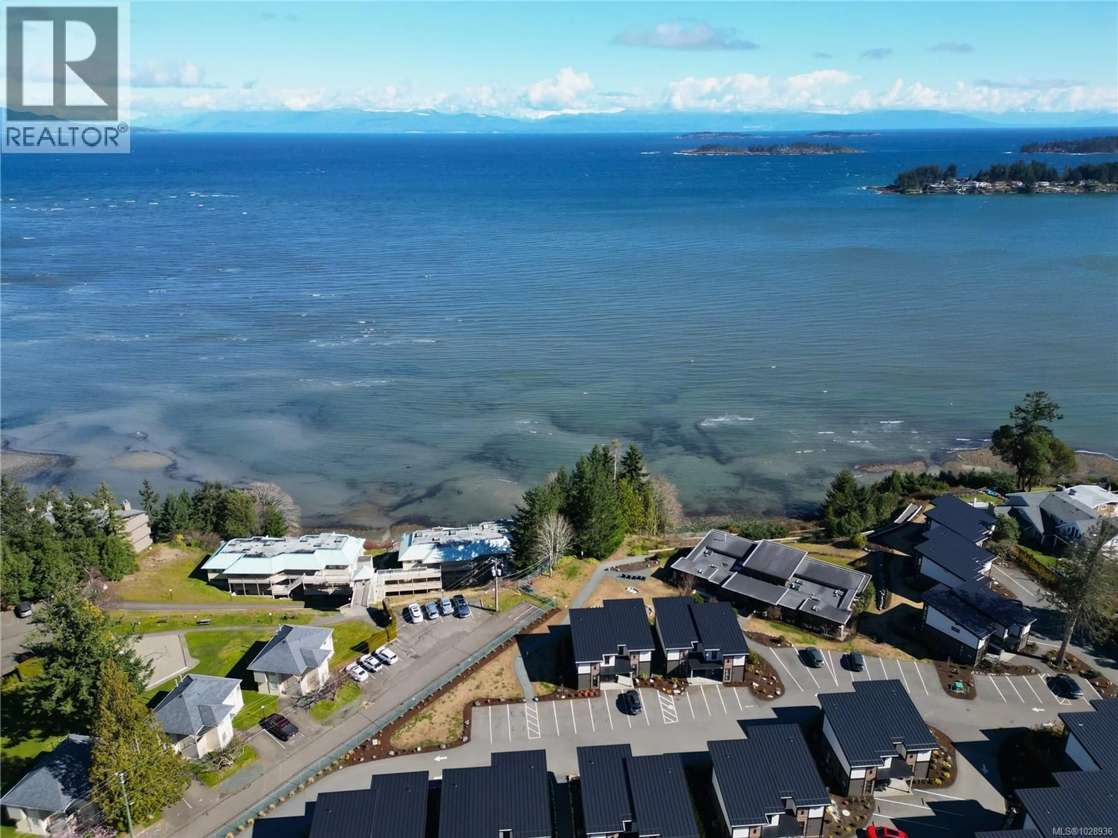 A pic from outside/outdoor area/front of a property/back of a property/a pic from drone, water/lake/river/ocean view for 55 - 1175 RESORT DRIVE, Parksville British Columbia V9P2E3