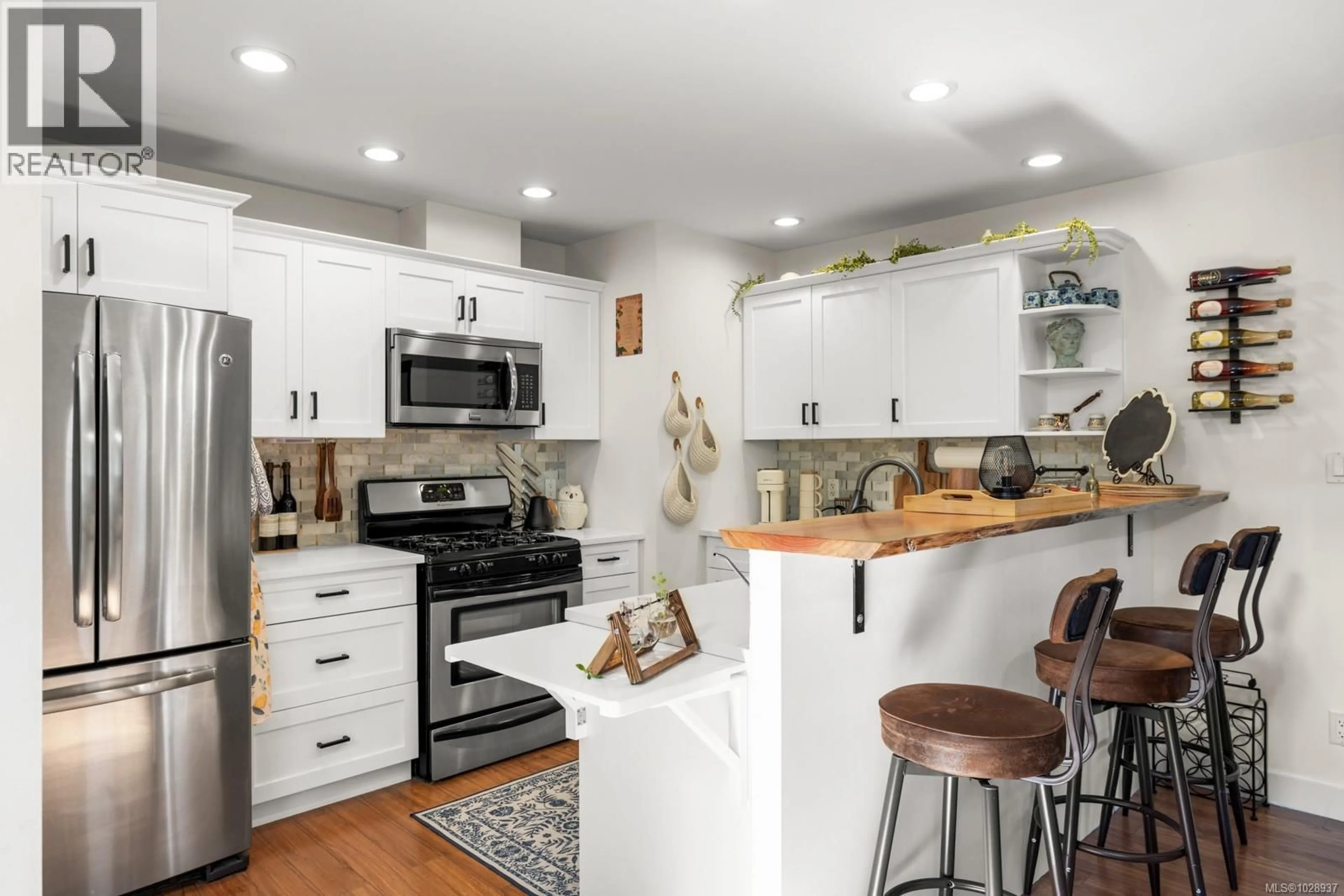 Open concept kitchen, unknown for 3213 ERNHILL PLACE, Langford British Columbia V9C0C6