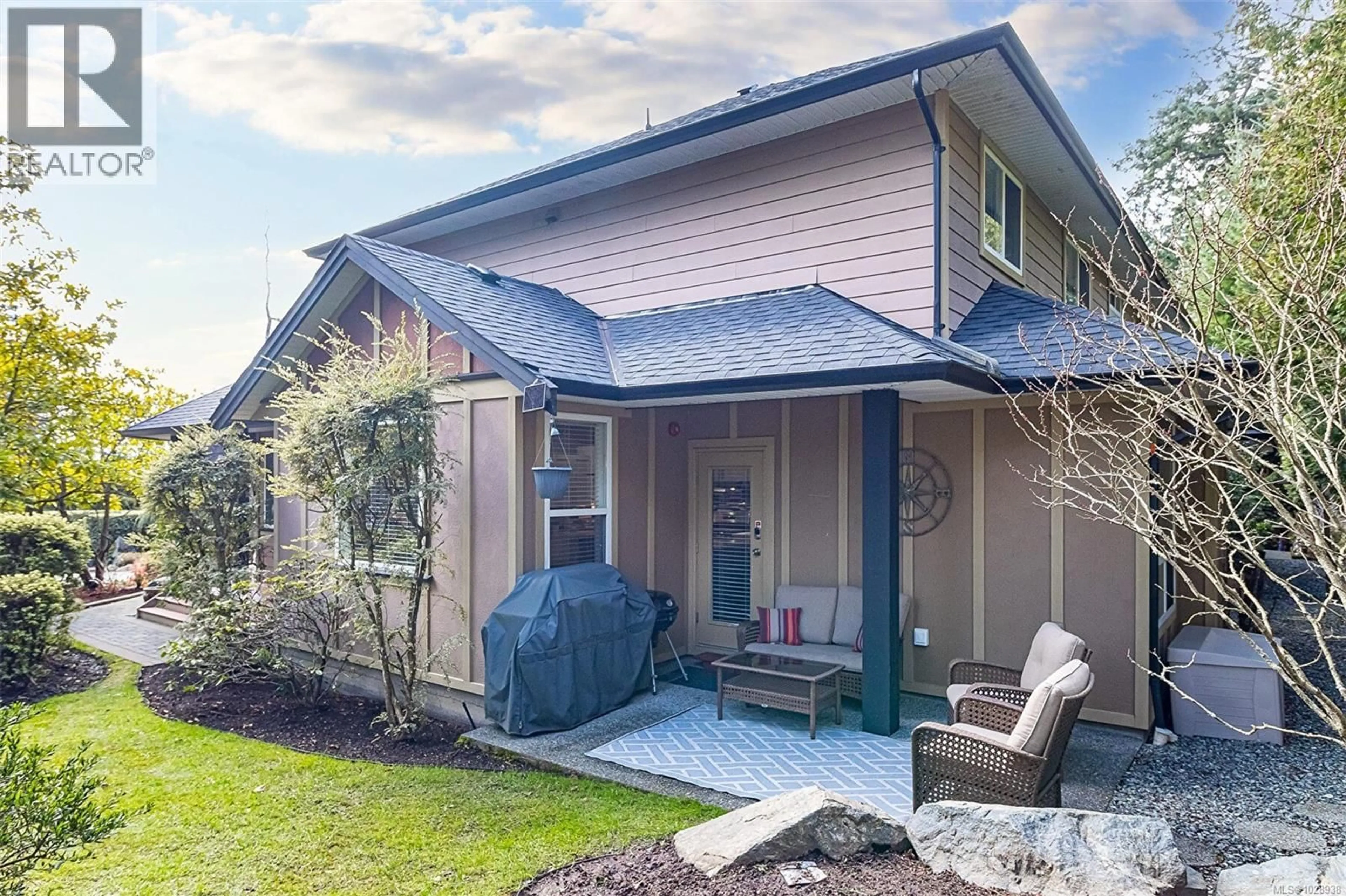 Home with vinyl exterior material, unknown for 4 - 15 HELMCKEN ROAD, View Royal British Columbia V8Z7Z7