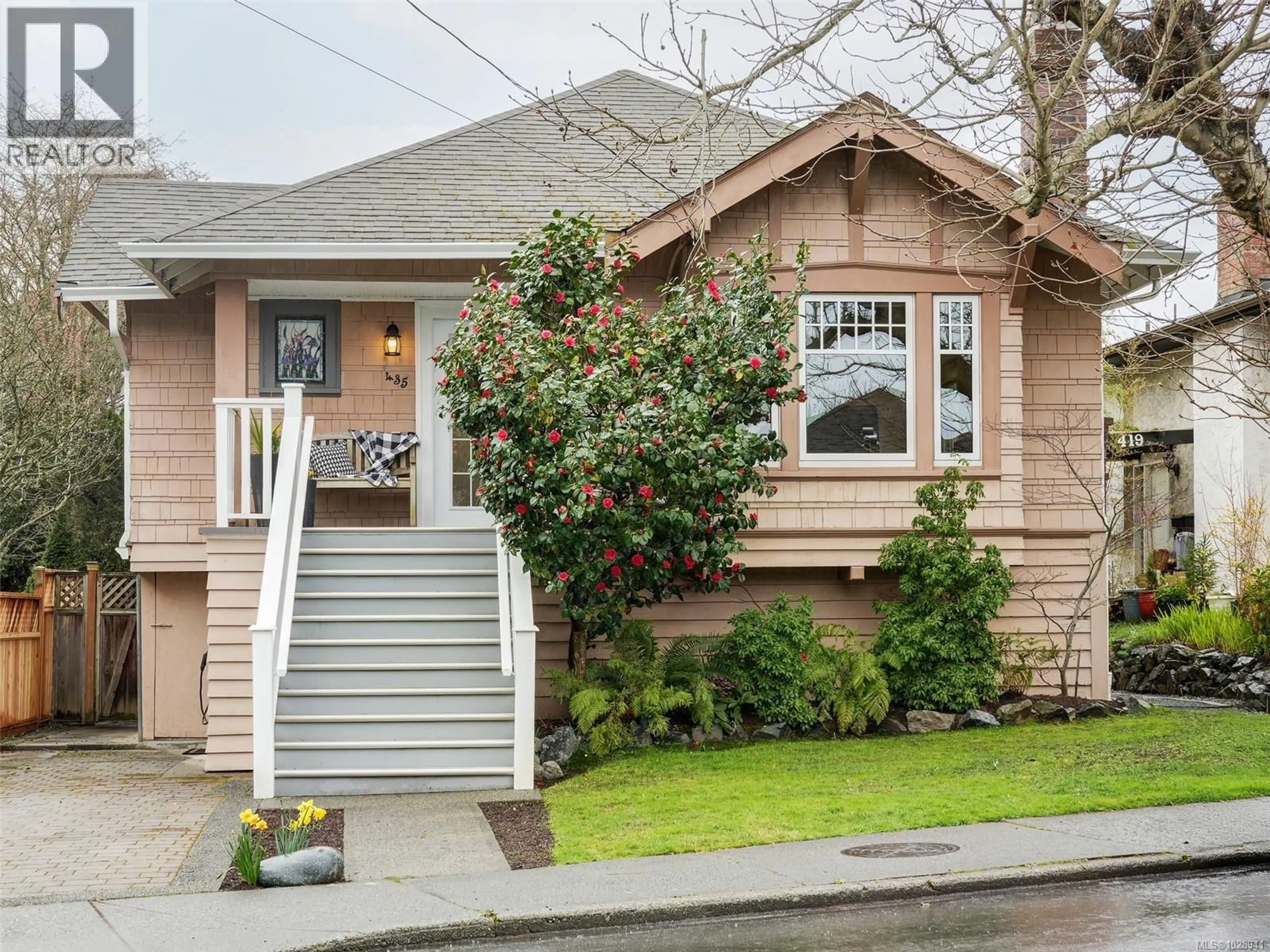 Home with vinyl exterior material, street for 435 RICHMOND AVENUE, Victoria British Columbia V8S3Y3