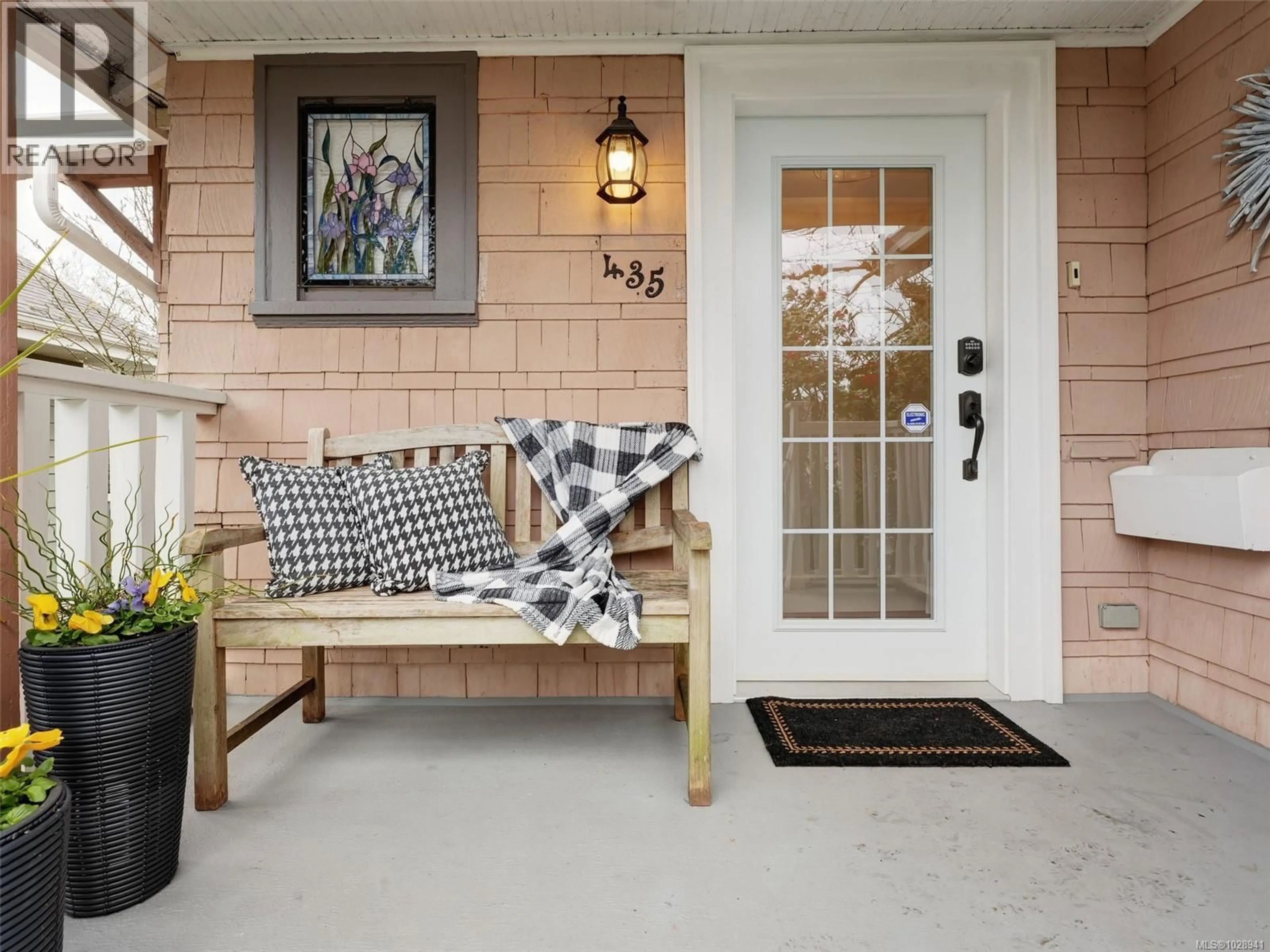 Indoor entryway for 435 RICHMOND AVENUE, Victoria British Columbia V8S3Y3
