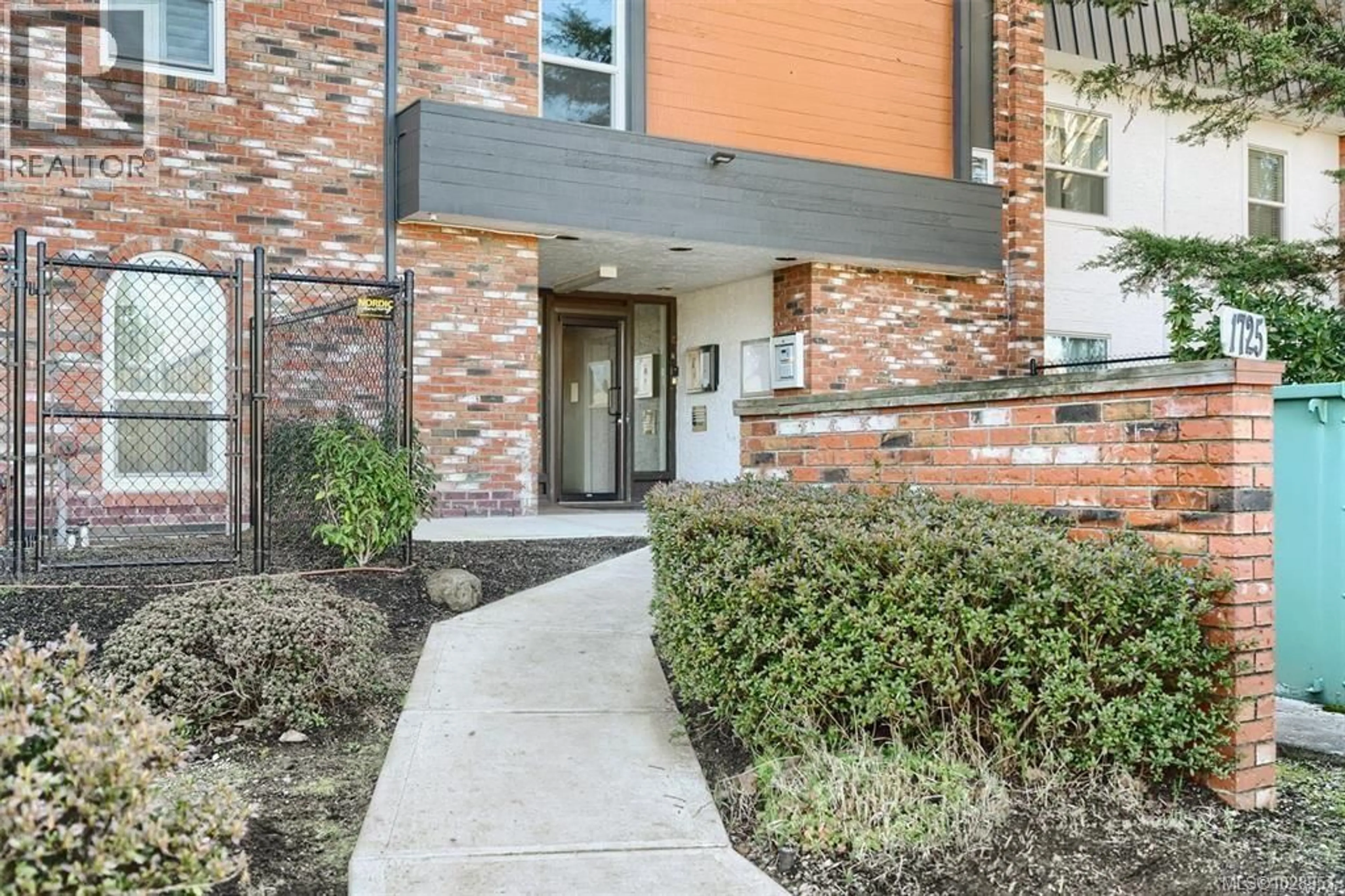 Unknown for 202 - 1725 CEDAR HILL CROSS ROAD, Saanich British Columbia V8P2P8