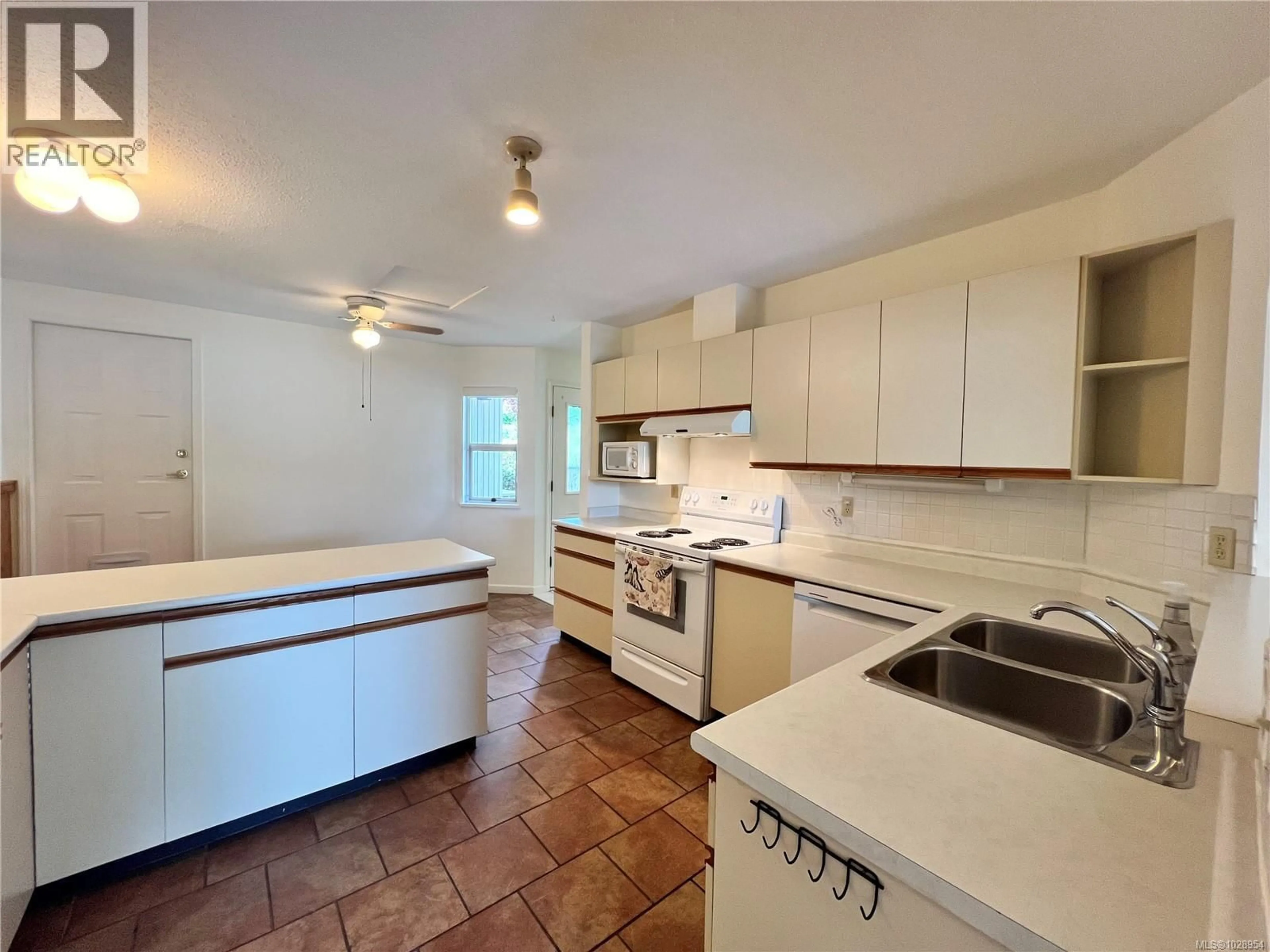 Standard kitchen, ceramic/tile floor for 3 - 130 CORBETT ROAD, Salt Spring British Columbia V8K1T2