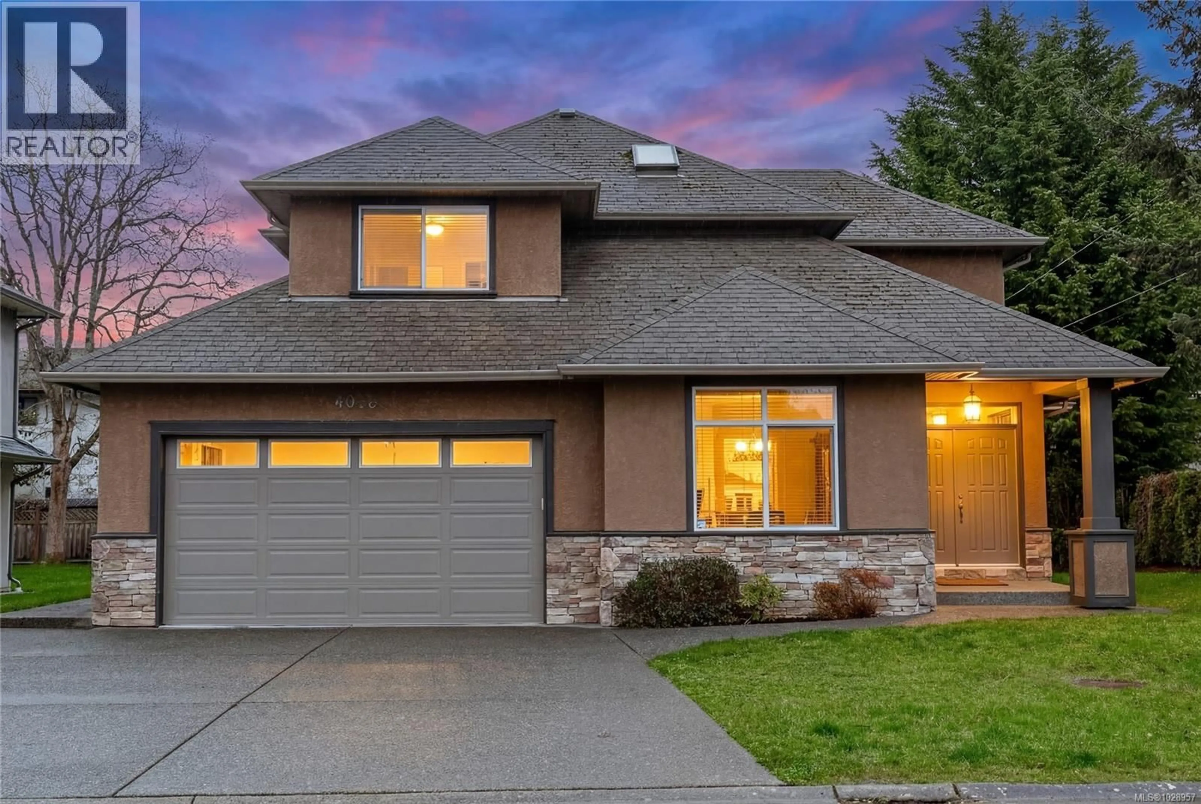 Home with vinyl exterior material, street for 4073 LONGVIEW DRIVE, Saanich British Columbia V8N2K6