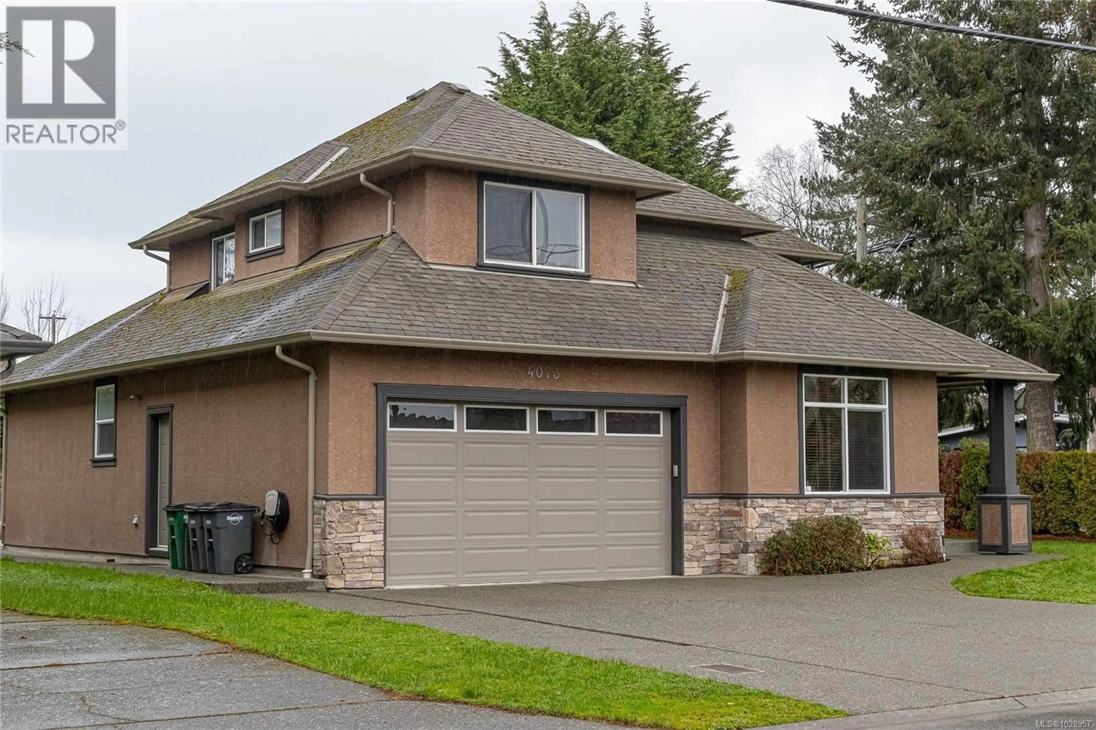 Home with vinyl exterior material, street for 4073 LONGVIEW DRIVE, Saanich British Columbia V8N2K6
