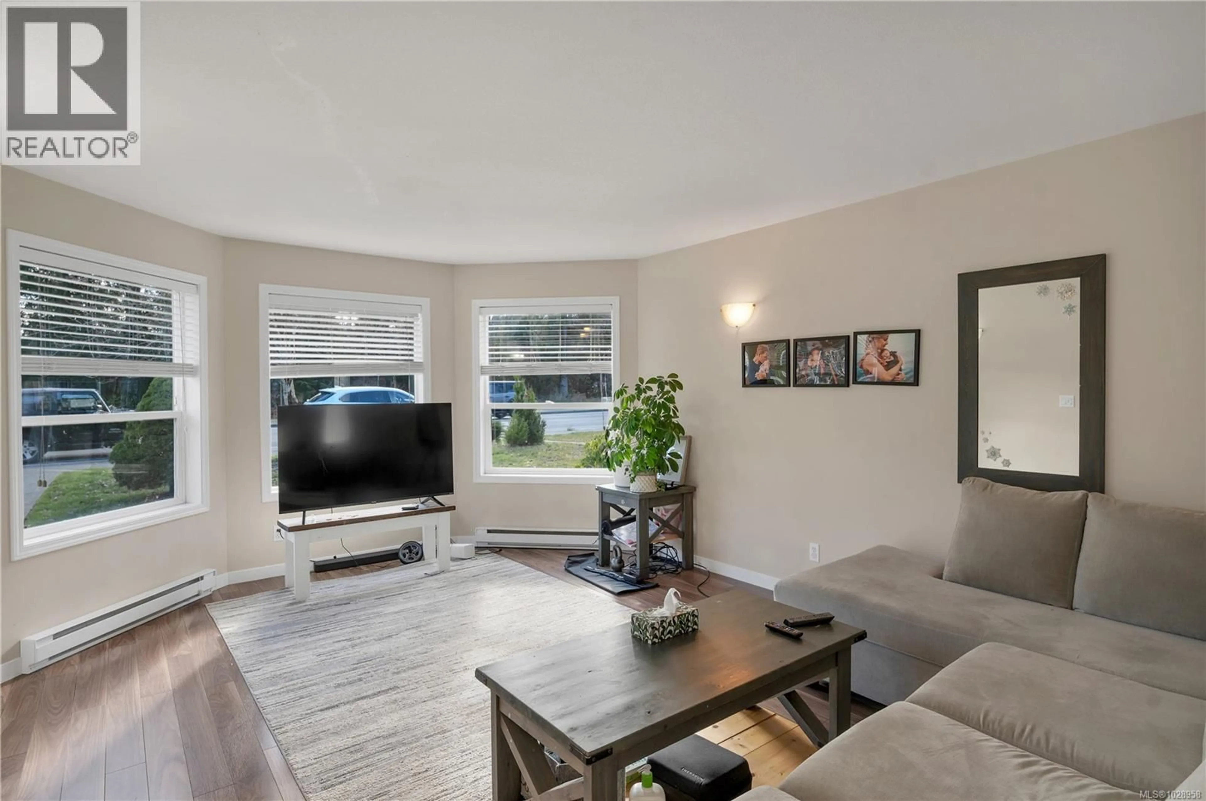 Living room with furniture, unknown for 532 HILCHEY ROAD, Campbell River British Columbia V9W8E6