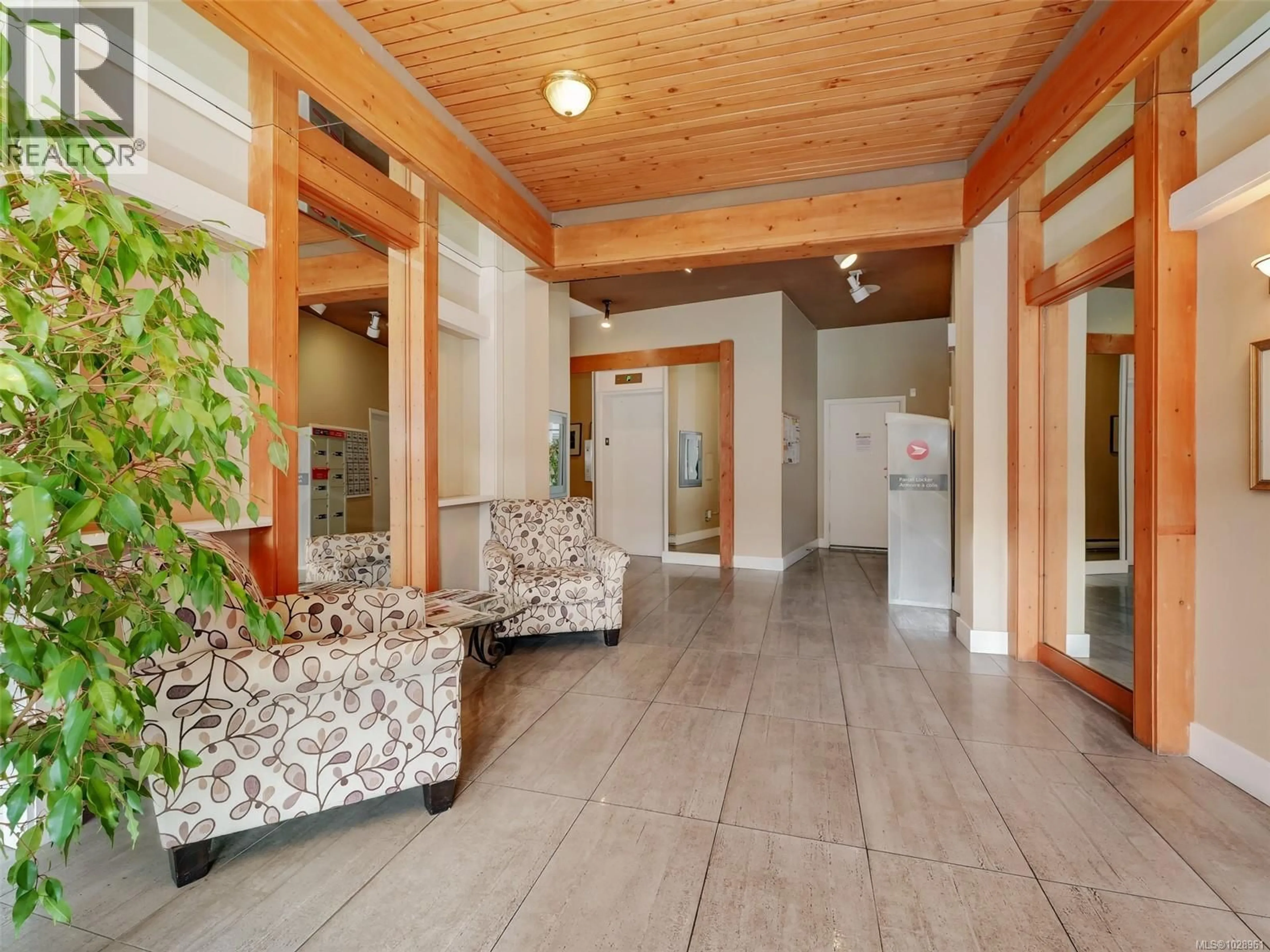 Indoor foyer for 107 - 1419 STADACONA AVENUE, Victoria British Columbia V8S5J3