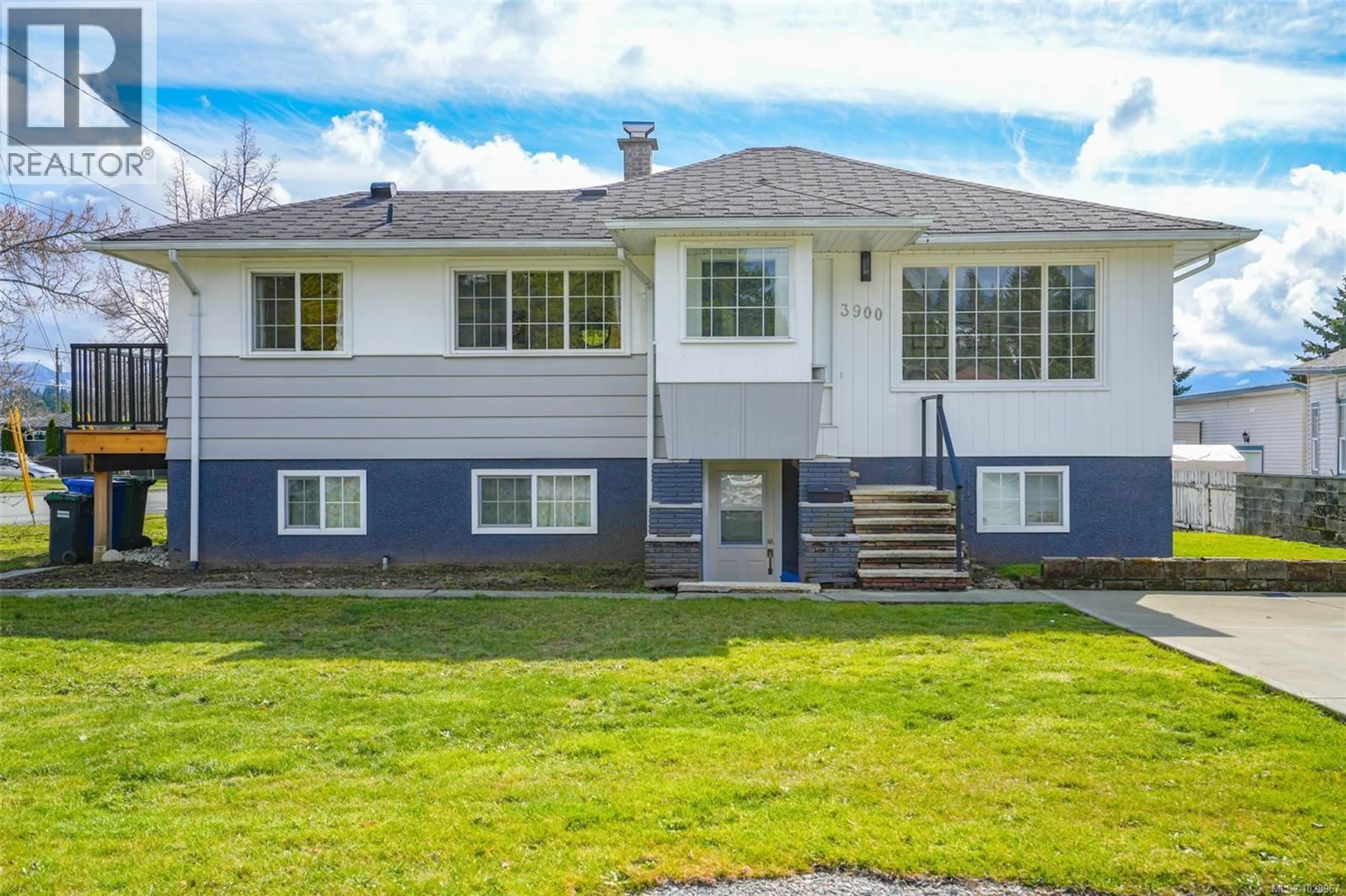 Home with vinyl exterior material, street for 3900 CEDAR STREET, Port Alberni British Columbia V9Y6C7