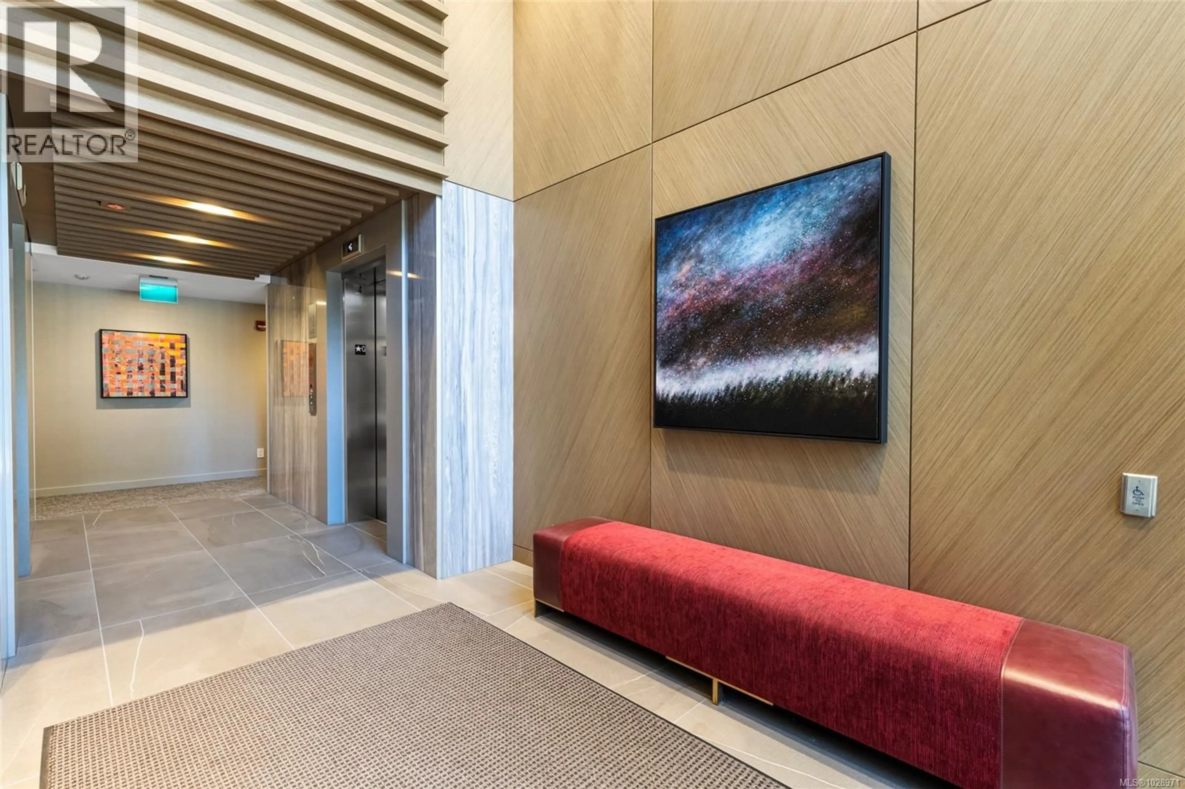 Indoor foyer for 304 - 550 MICHIGAN STREET, Victoria British Columbia V8V0G3