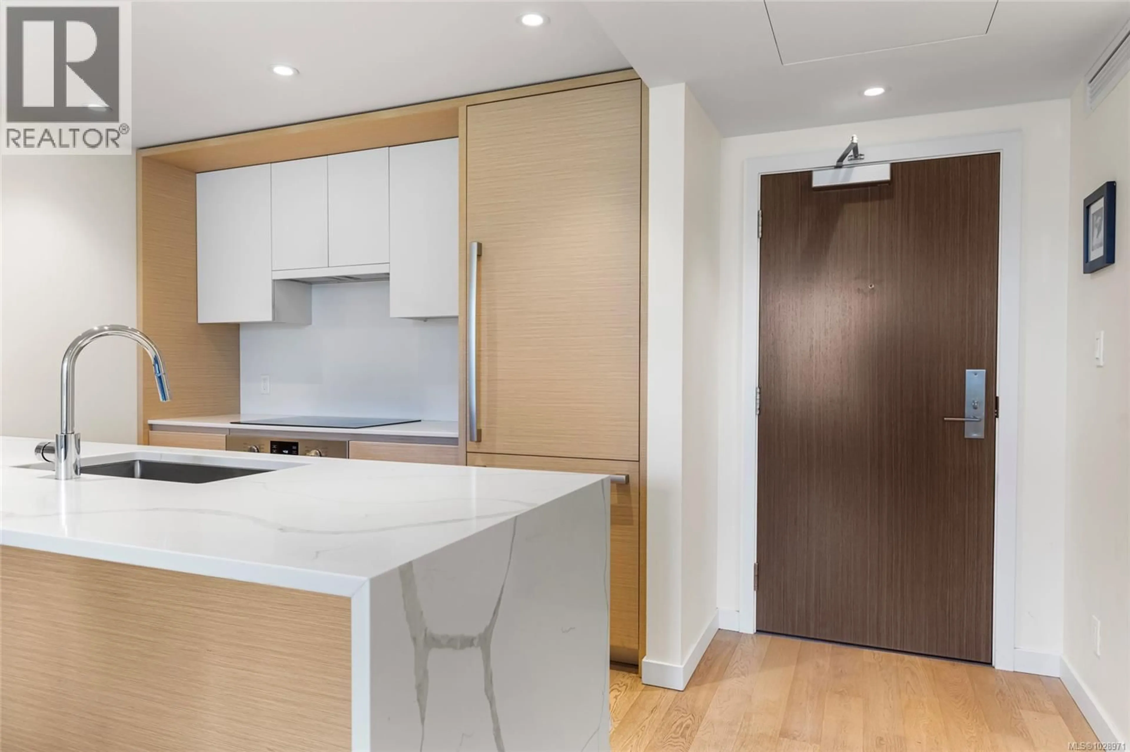 Standard kitchen, wood/laminate floor for 304 - 550 MICHIGAN STREET, Victoria British Columbia V8V0G3