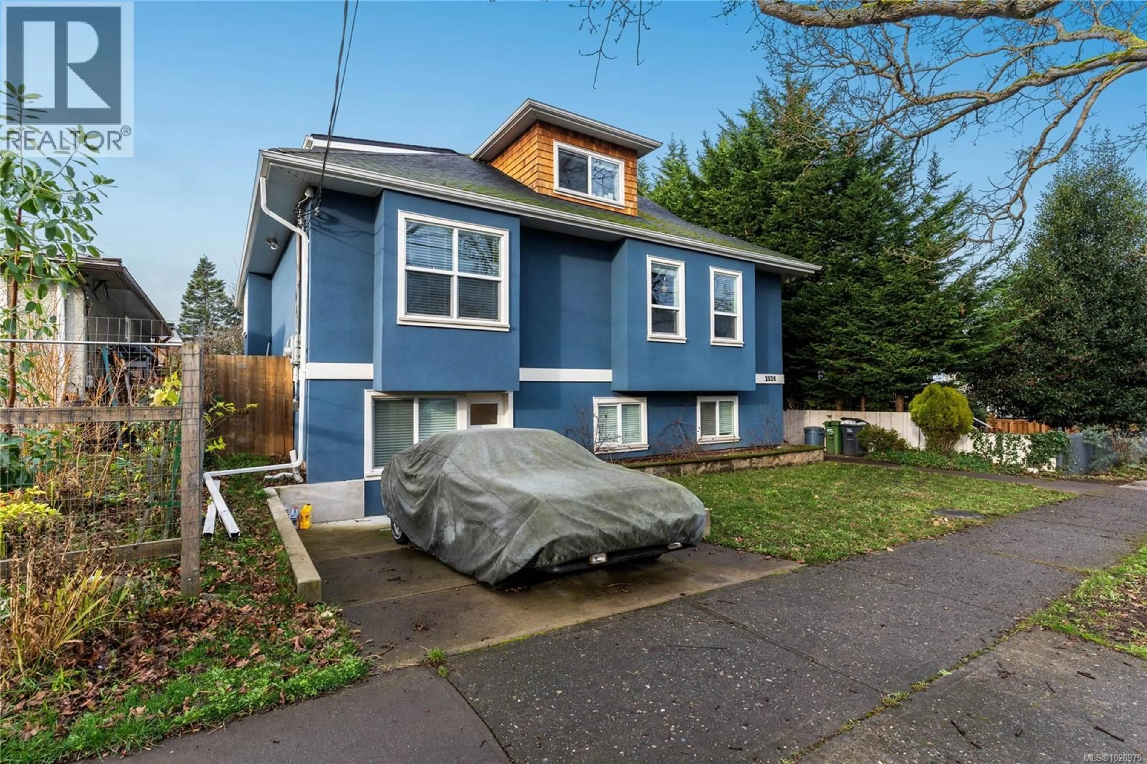 Home with vinyl exterior material, street for 2526 SCOTT STREET, Victoria British Columbia V8T1Z6