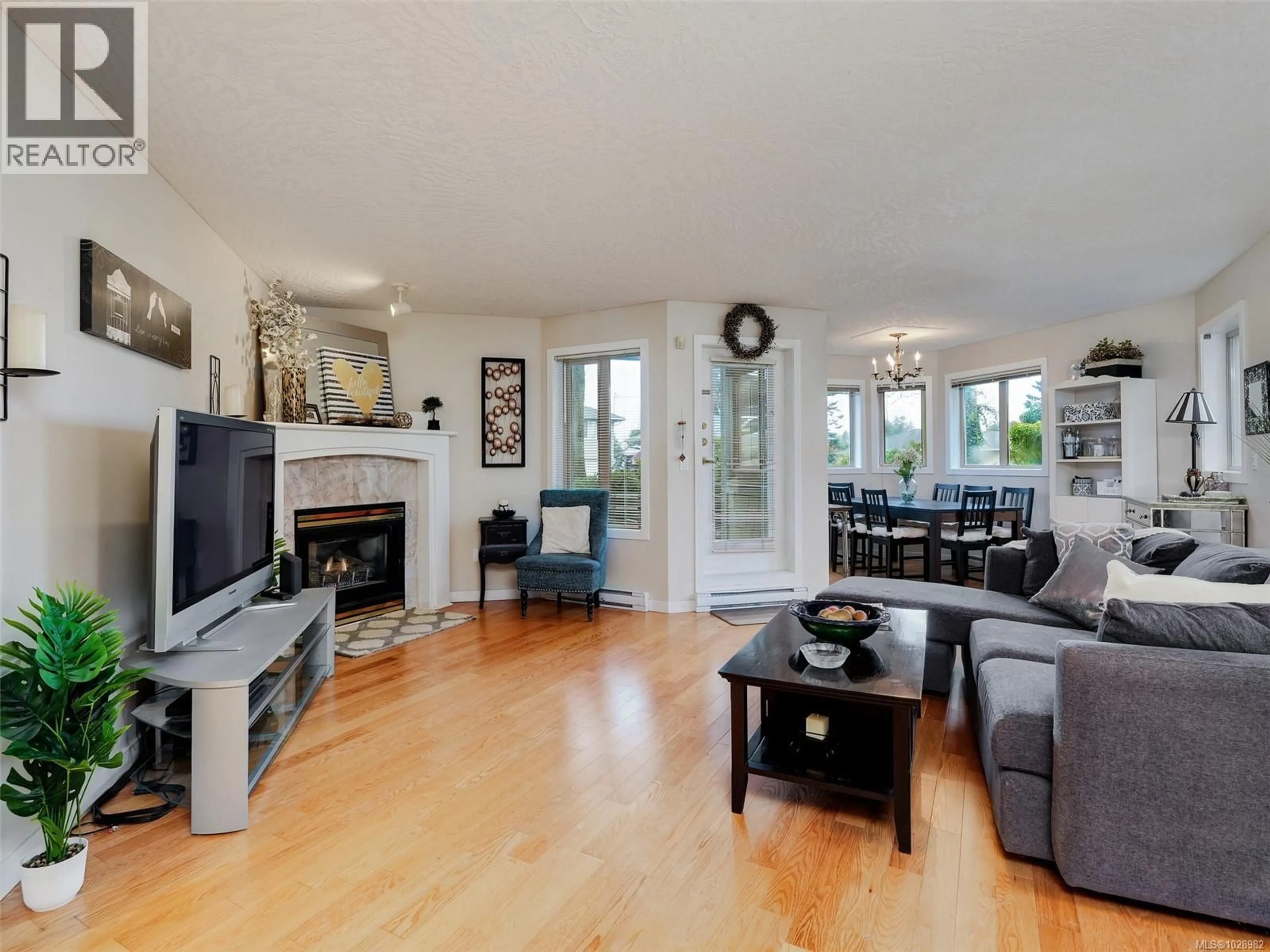 Living room with furniture, wood/laminate floor for 104 - 1687 POPLAR AVENUE, Saanich British Columbia V8P4K5