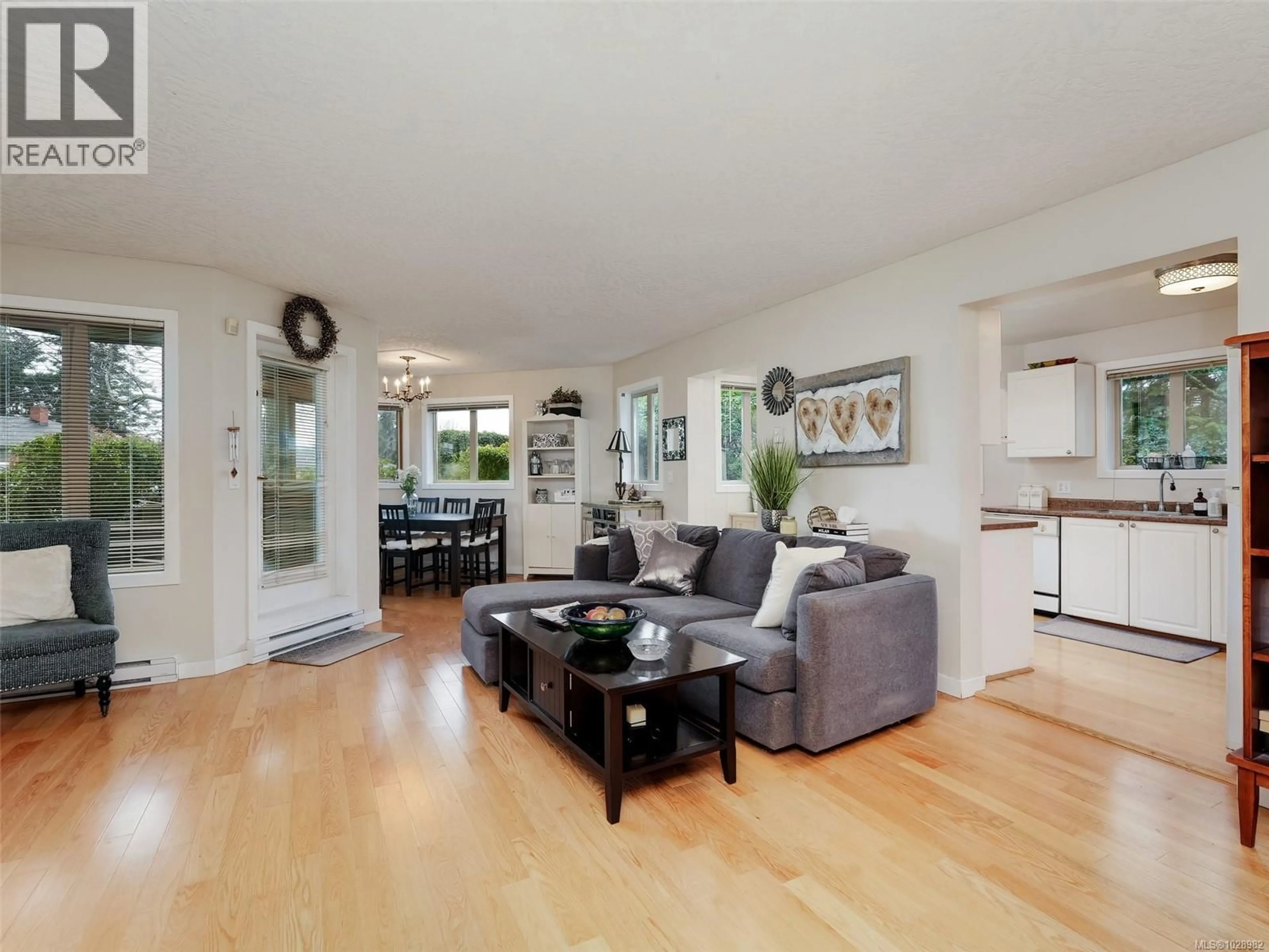 Living room with furniture, unknown for 104 - 1687 POPLAR AVENUE, Saanich British Columbia V8P4K5