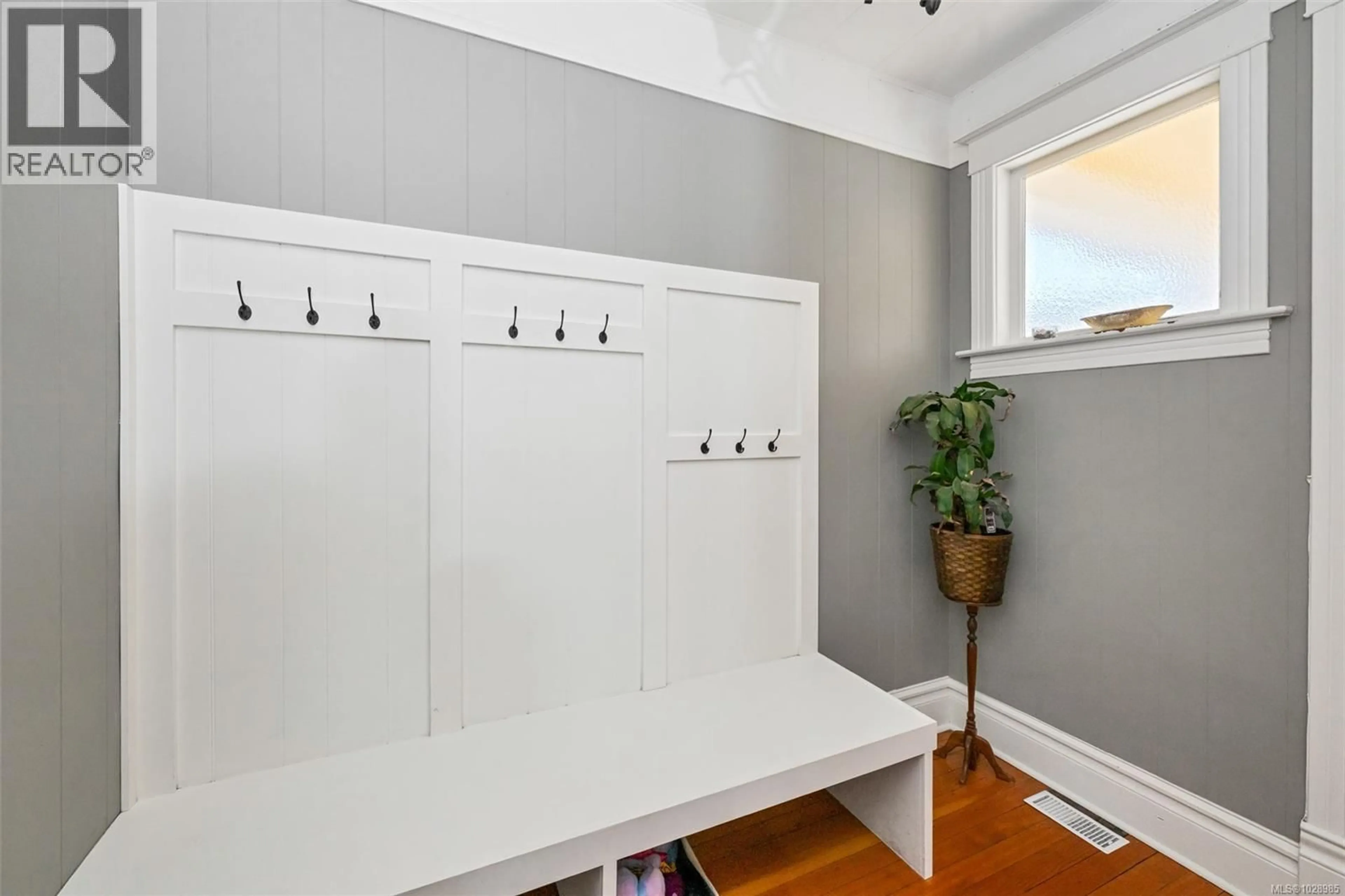 Indoor entryway for 838 PRINCESS AVENUE, Victoria British Columbia V8T1K8