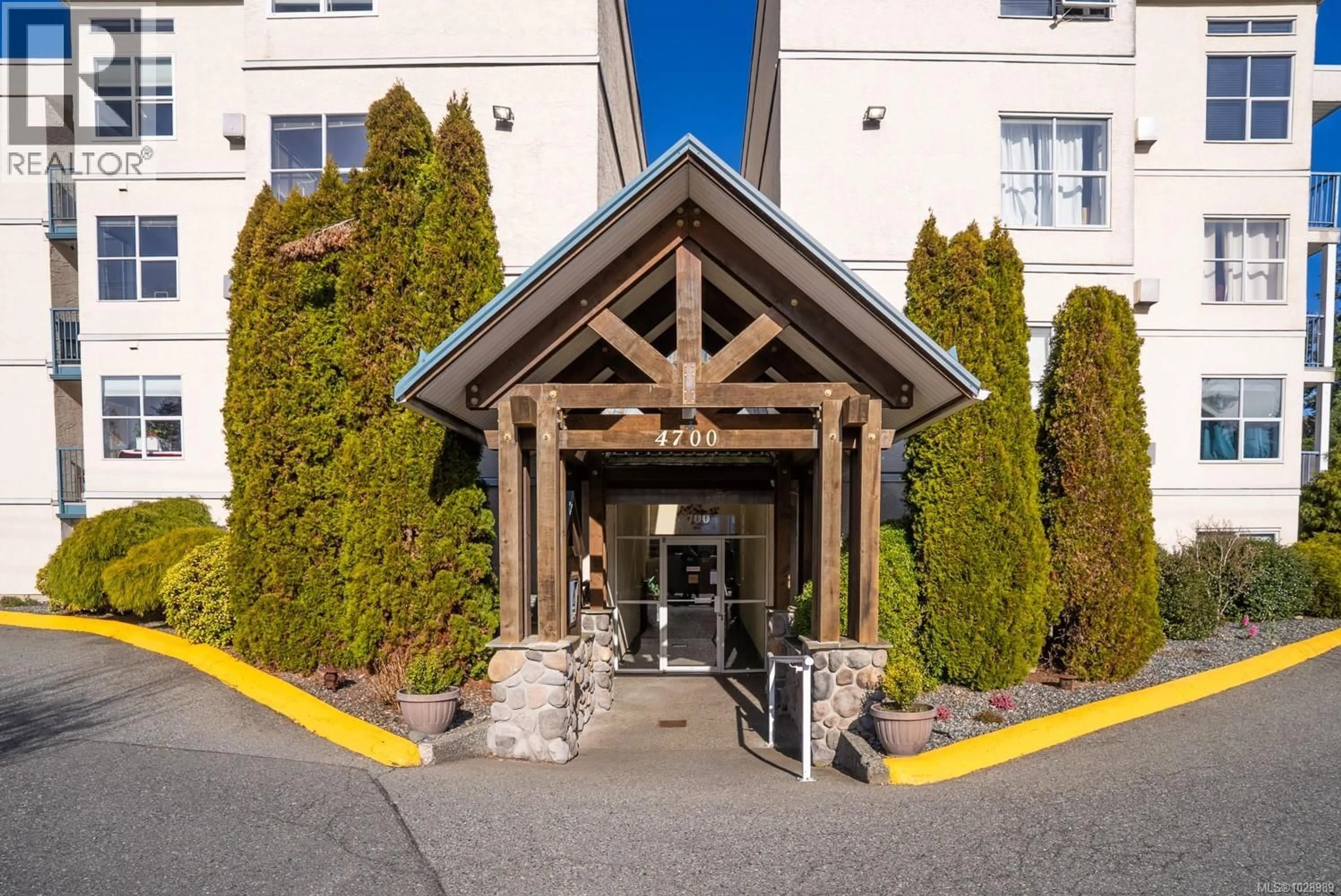 Indoor foyer for 406 - 4700 UPLANDS DRIVE, Nanaimo British Columbia V9T5V1