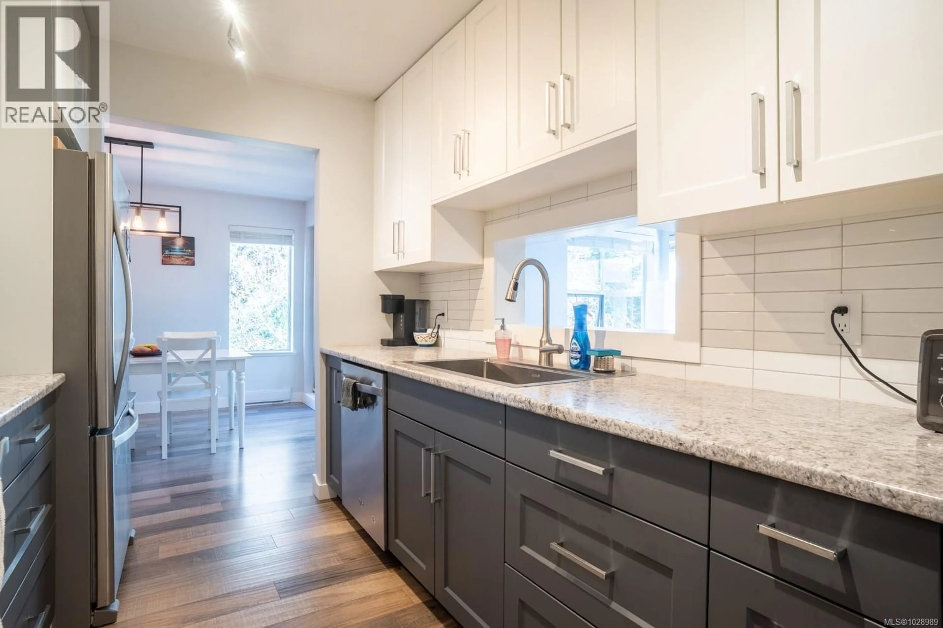 Open concept kitchen, ceramic/tile floor for 406 - 4700 UPLANDS DRIVE, Nanaimo British Columbia V9T5V1