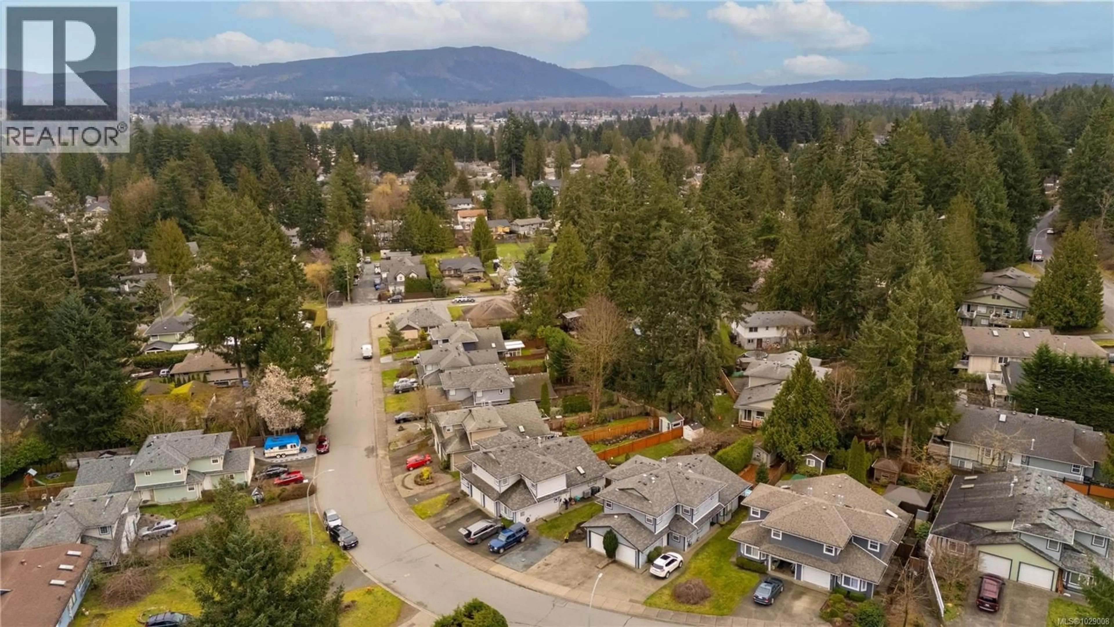 A pic from outside/outdoor area/front of a property/back of a property/a pic from drone, mountain view for 3240 HILLWOOD ROAD, Duncan British Columbia V9L5K6