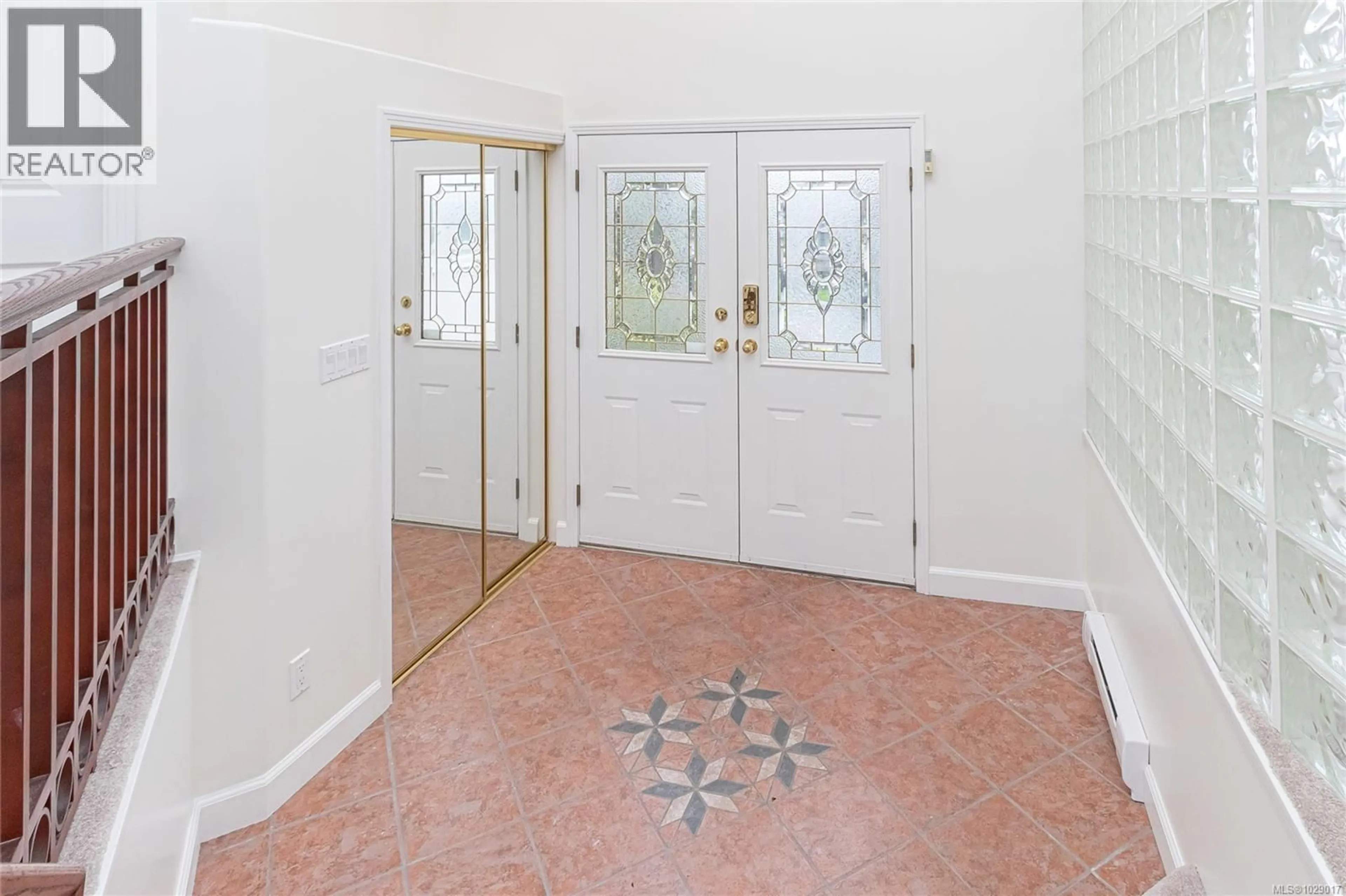 Indoor foyer for 4268 WESTERVELT PLACE, Saanich British Columbia V8X4W5