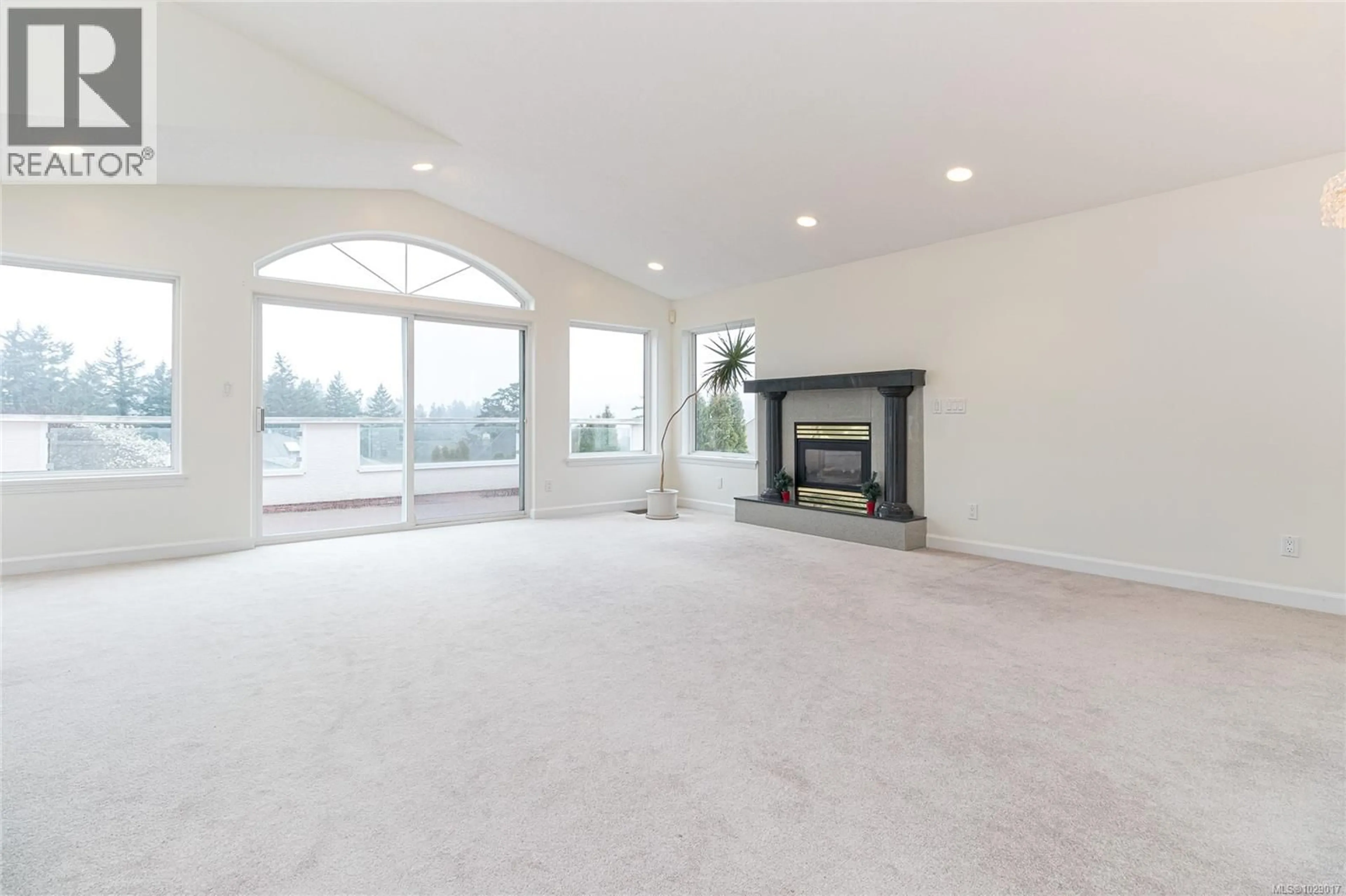 Living room with furniture, carpet floor for 4268 WESTERVELT PLACE, Saanich British Columbia V8X4W5