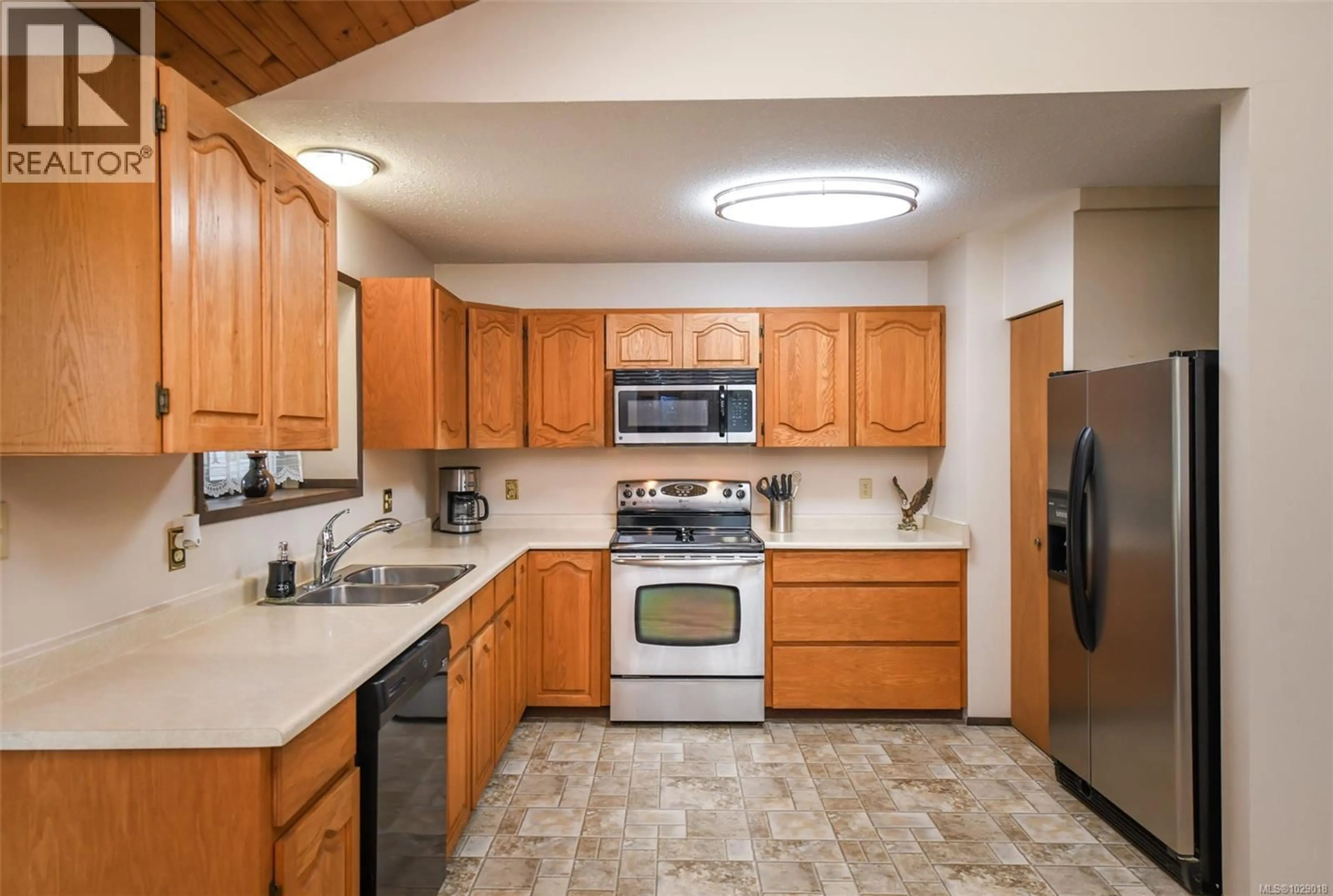 Standard kitchen, ceramic/tile floor for 61 SALSBURY ROAD, Courtenay British Columbia V9N9L6