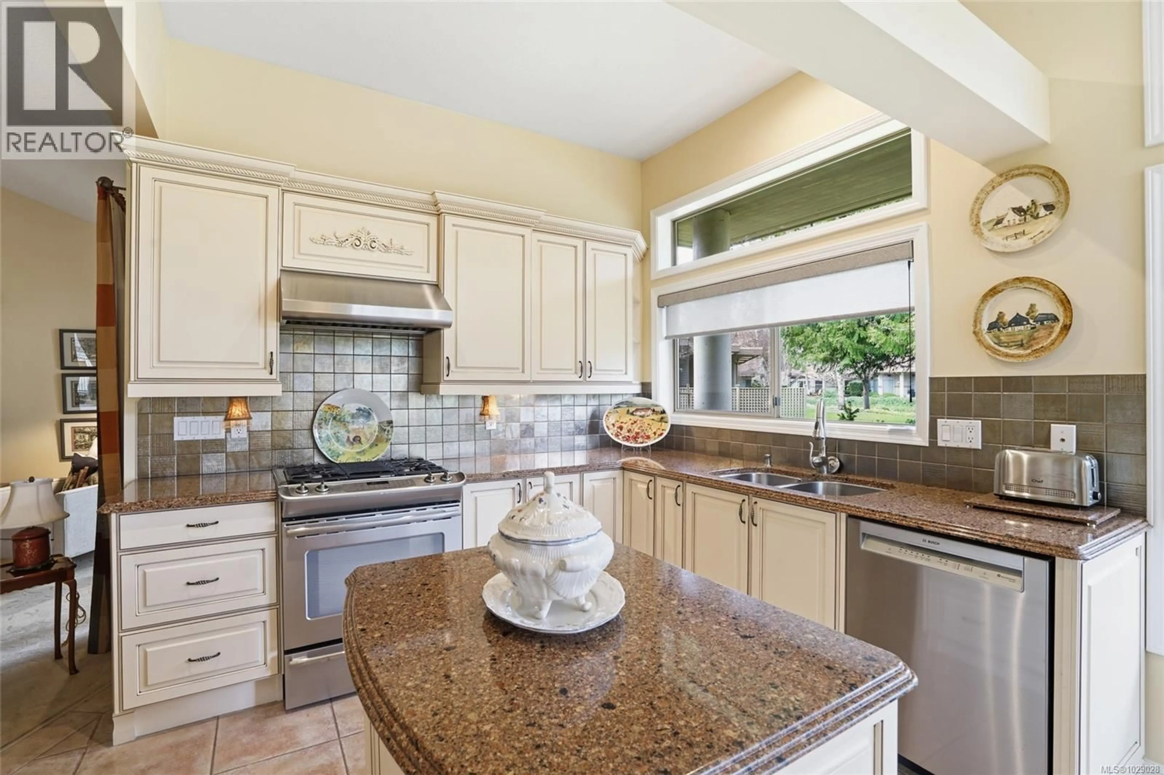 Unknown for 817 LAKES BOULEVARD, French Creek British Columbia V9P2P8