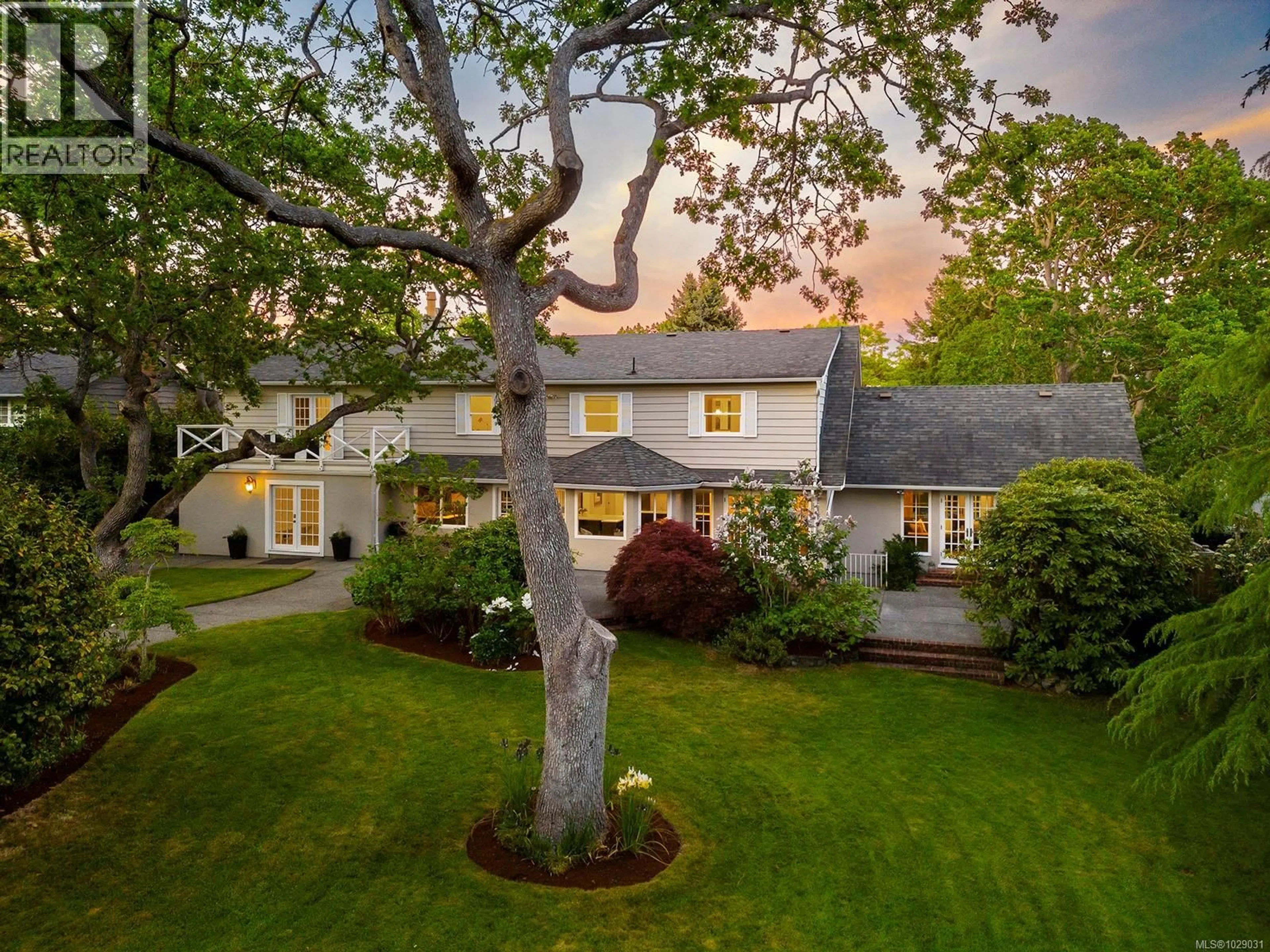 A pic from outside/outdoor area/front of a property/back of a property/a pic from drone, street for 3150 NORFOLK ROAD, Oak Bay British Columbia V8R6H4