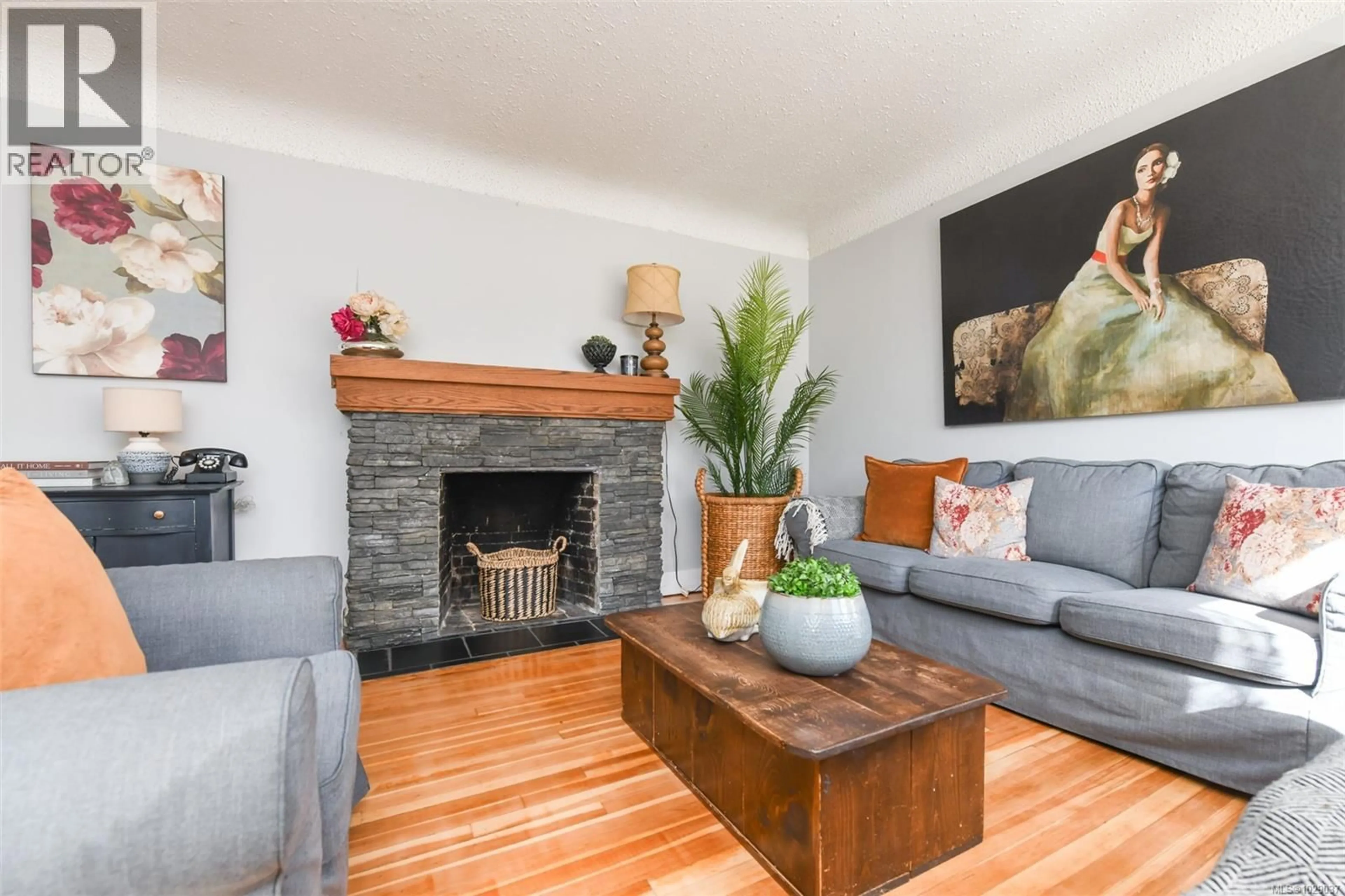 Living room with furniture, wood/laminate floor for 655 11TH STREET, Courtenay British Columbia V9N1S9