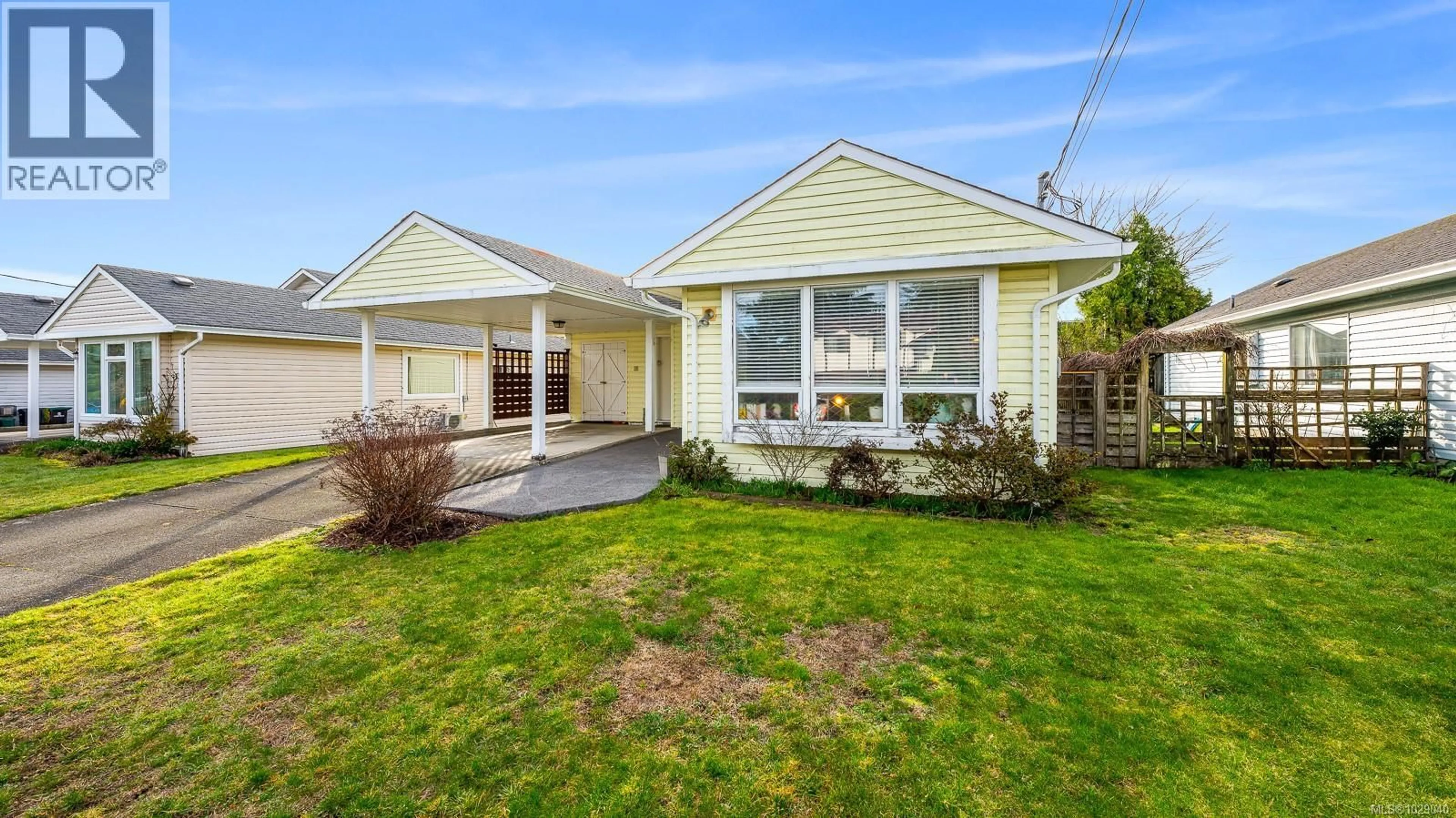 Home with vinyl exterior material, street for 660 25TH STREET, Courtenay British Columbia V9N8J3