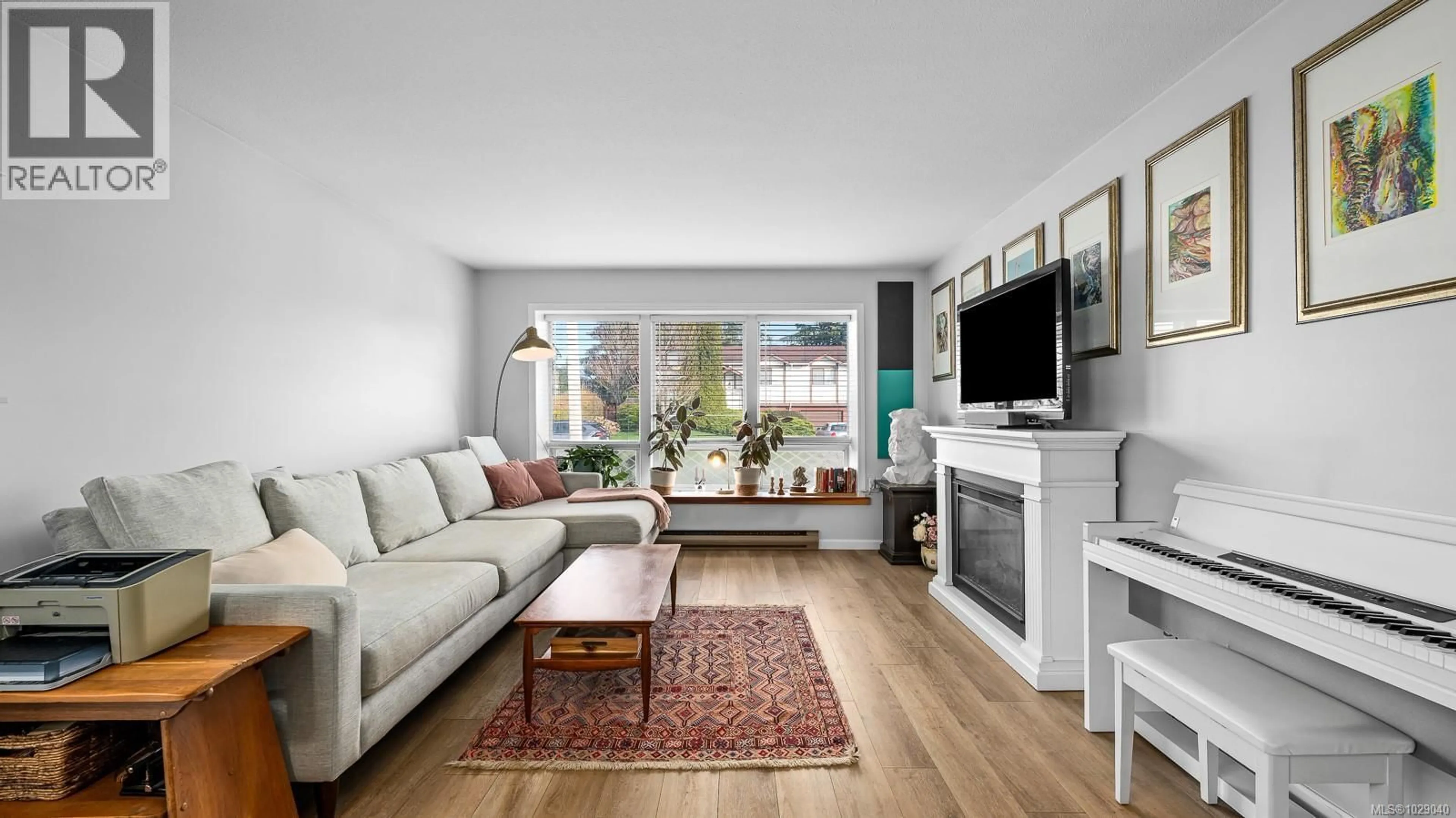 Living room with furniture, wood/laminate floor for 660 25TH STREET, Courtenay British Columbia V9N8J3