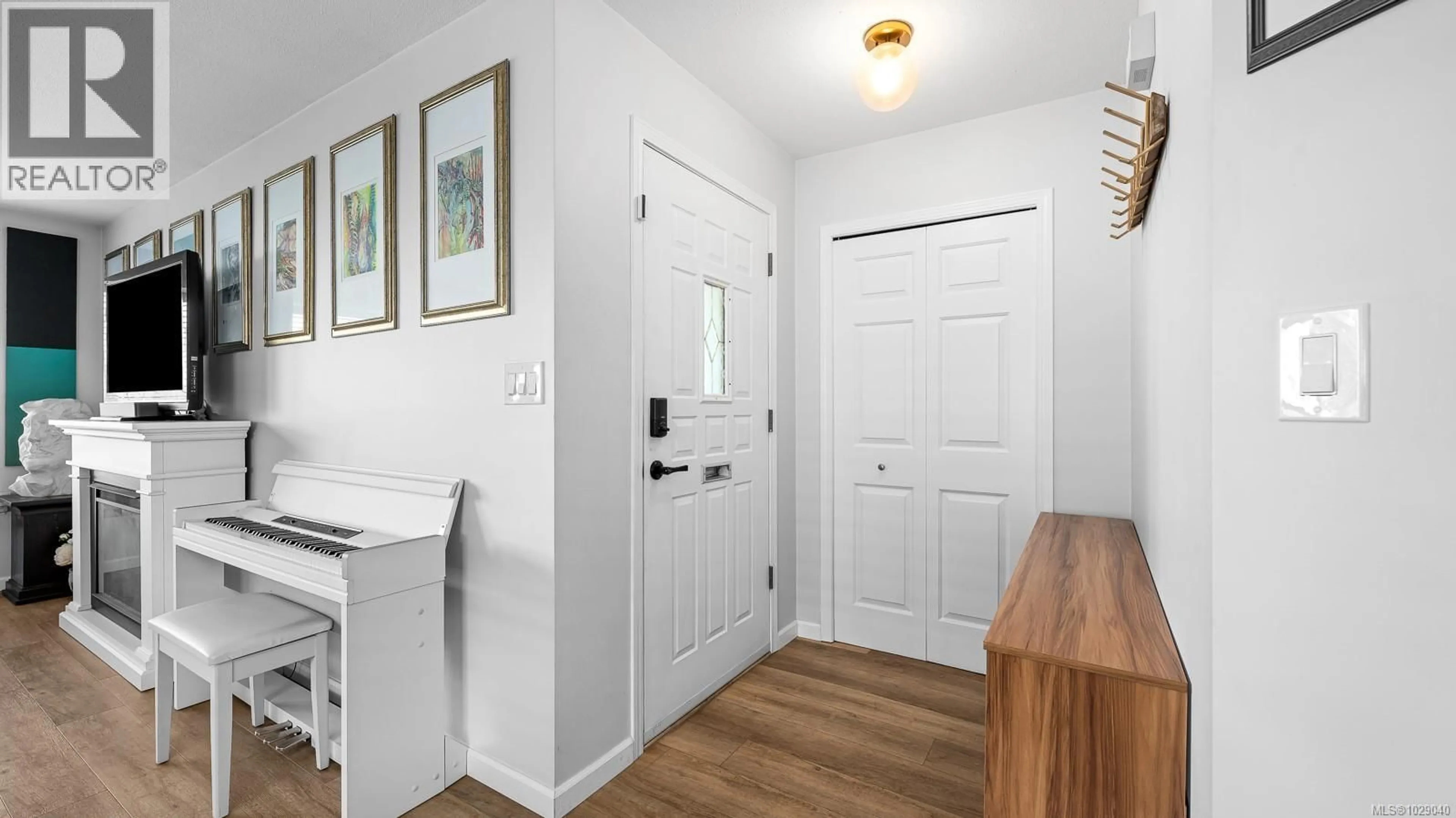 Indoor entryway for 660 25TH STREET, Courtenay British Columbia V9N8J3