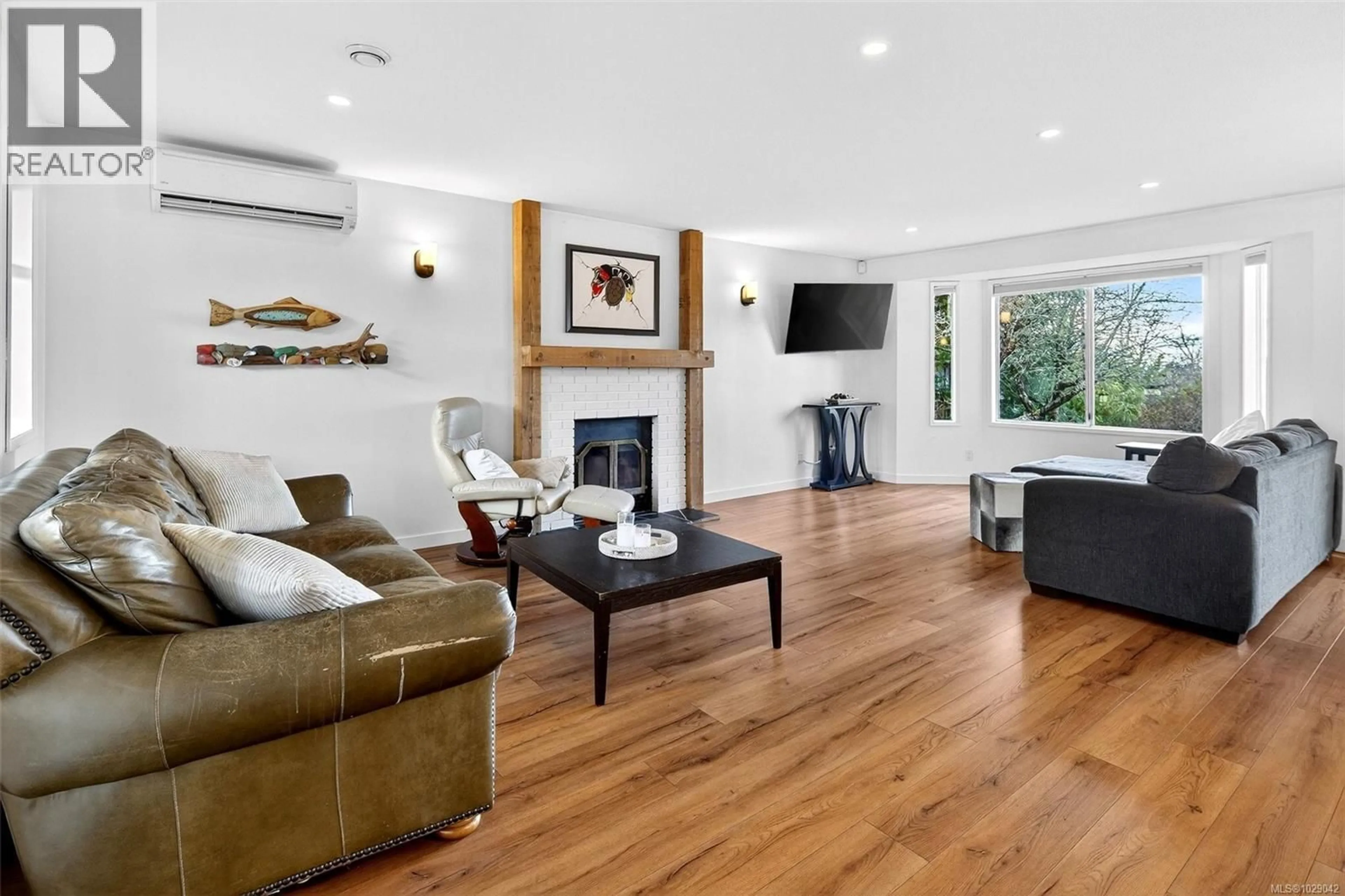 Living room with furniture, wood/laminate floor for 3990 BOW ROAD, Saanich British Columbia V8N3B1