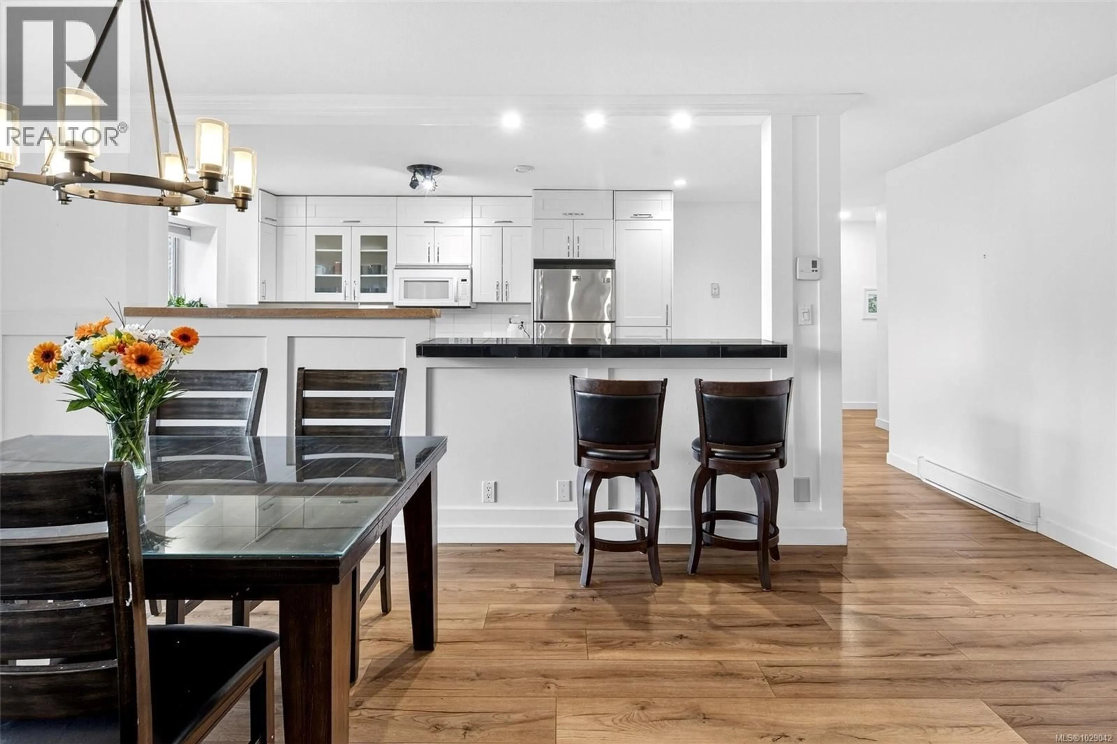 Open concept kitchen, unknown for 3990 BOW ROAD, Saanich British Columbia V8N3B1