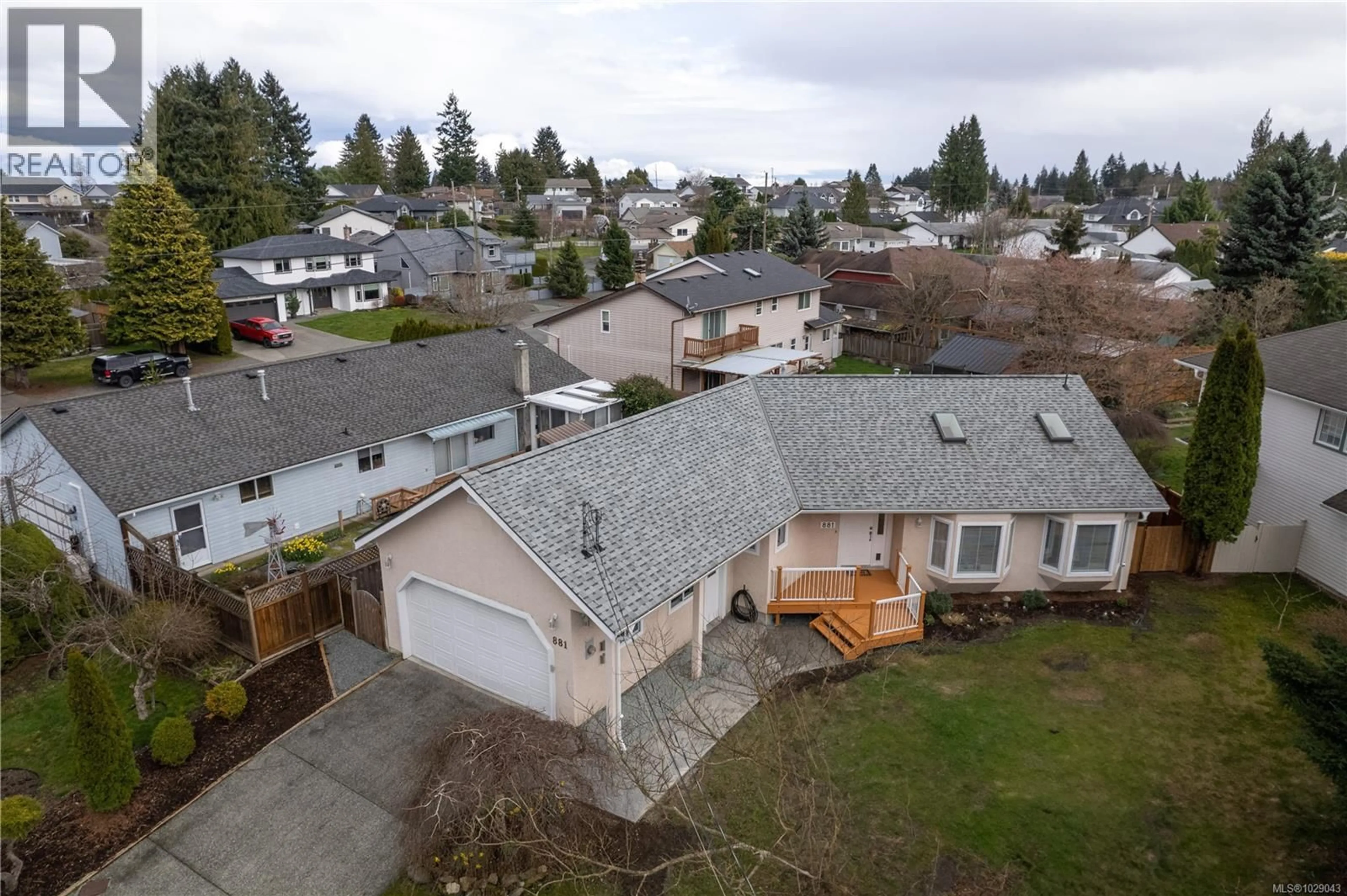 A pic from outside/outdoor area/front of a property/back of a property/a pic from drone, mountain view for 881 THERRES CRESCENT, Ladysmith British Columbia V9G1N5