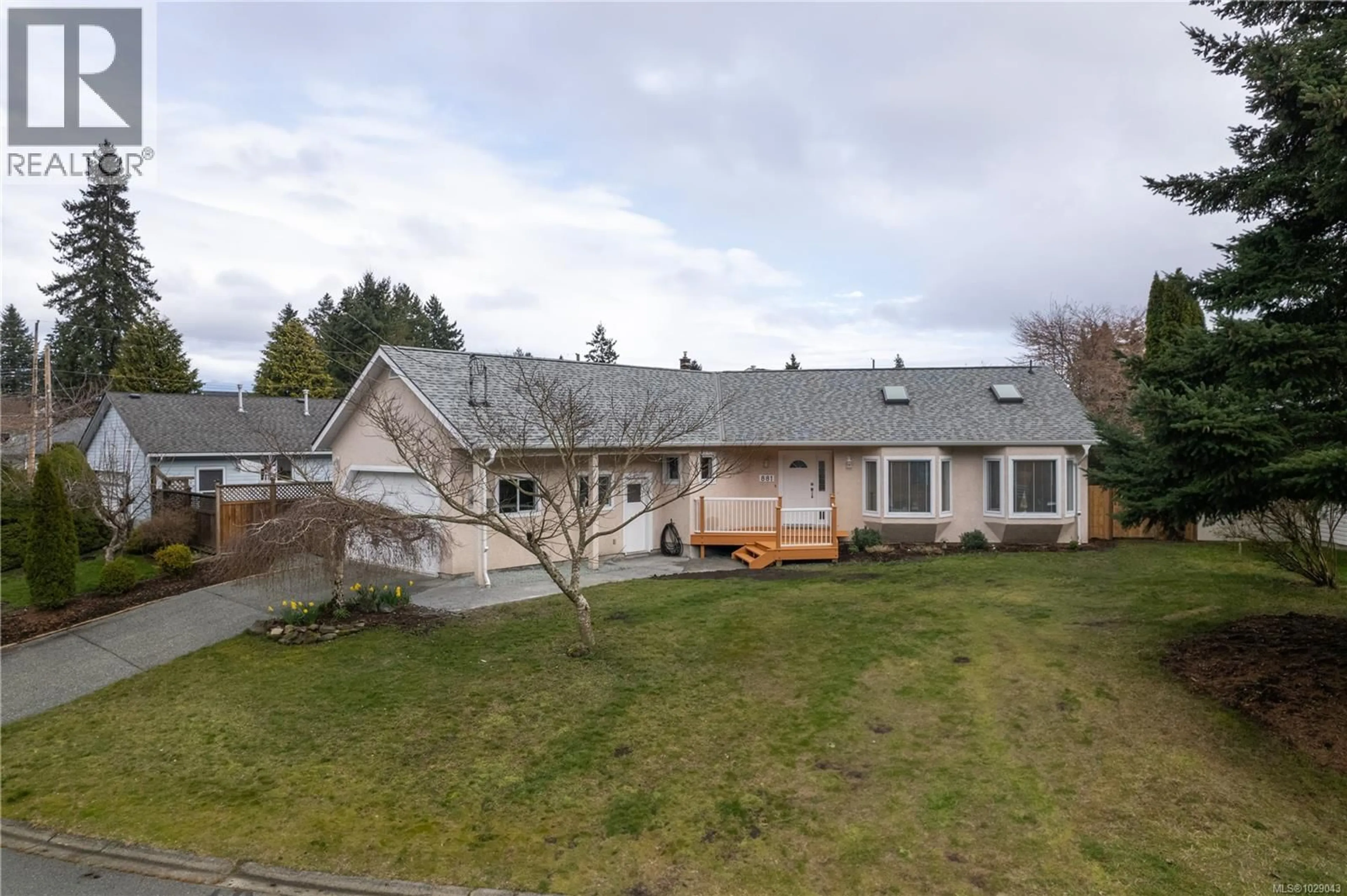 A pic from outside/outdoor area/front of a property/back of a property/a pic from drone, street for 881 THERRES CRESCENT, Ladysmith British Columbia V9G1N5