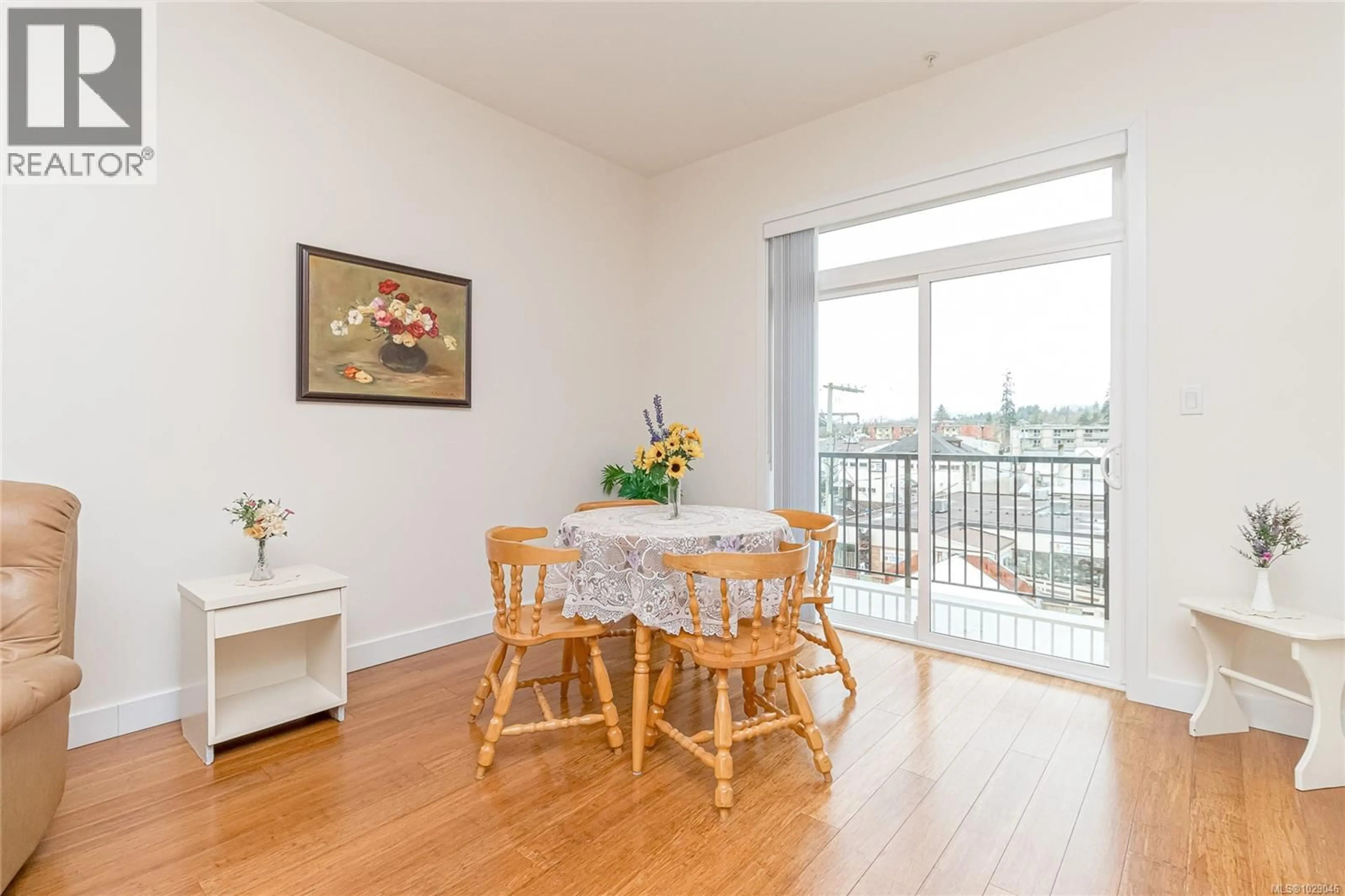 Dining room, wood/laminate floor for 404 - 177 KENNETH STREET, Duncan British Columbia V9L1N5