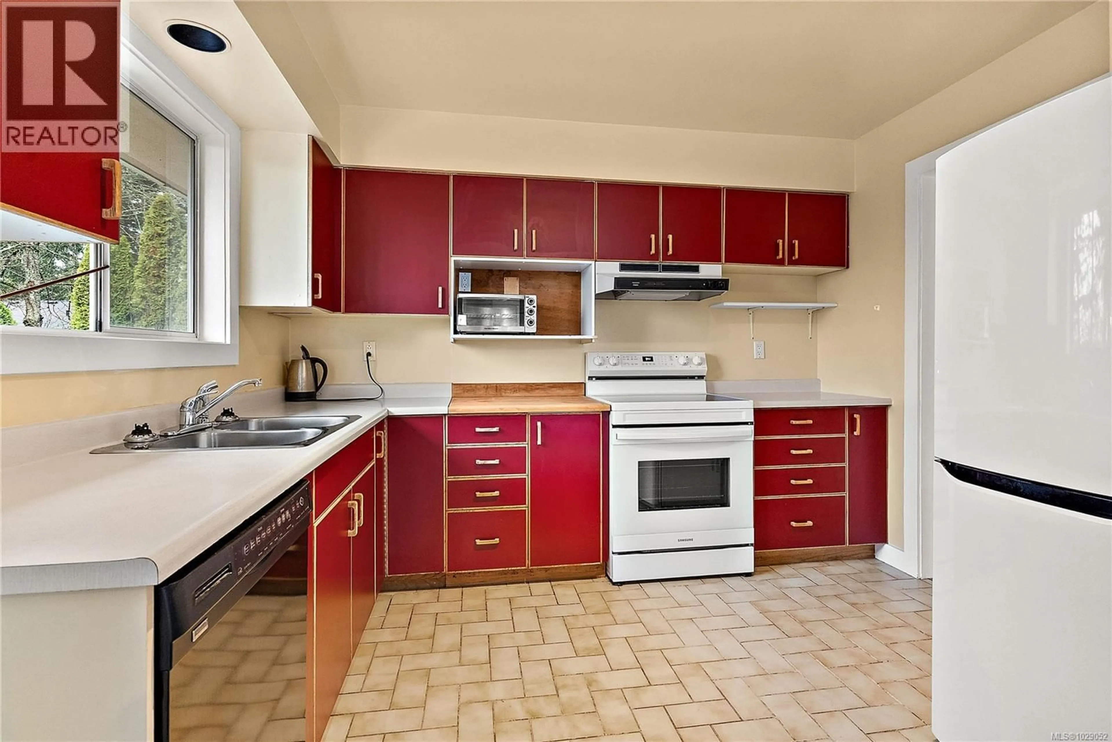 Standard kitchen, ceramic/tile floor for 2009 STELLY'S CROSS ROAD, Central Saanich British Columbia V8M1M8
