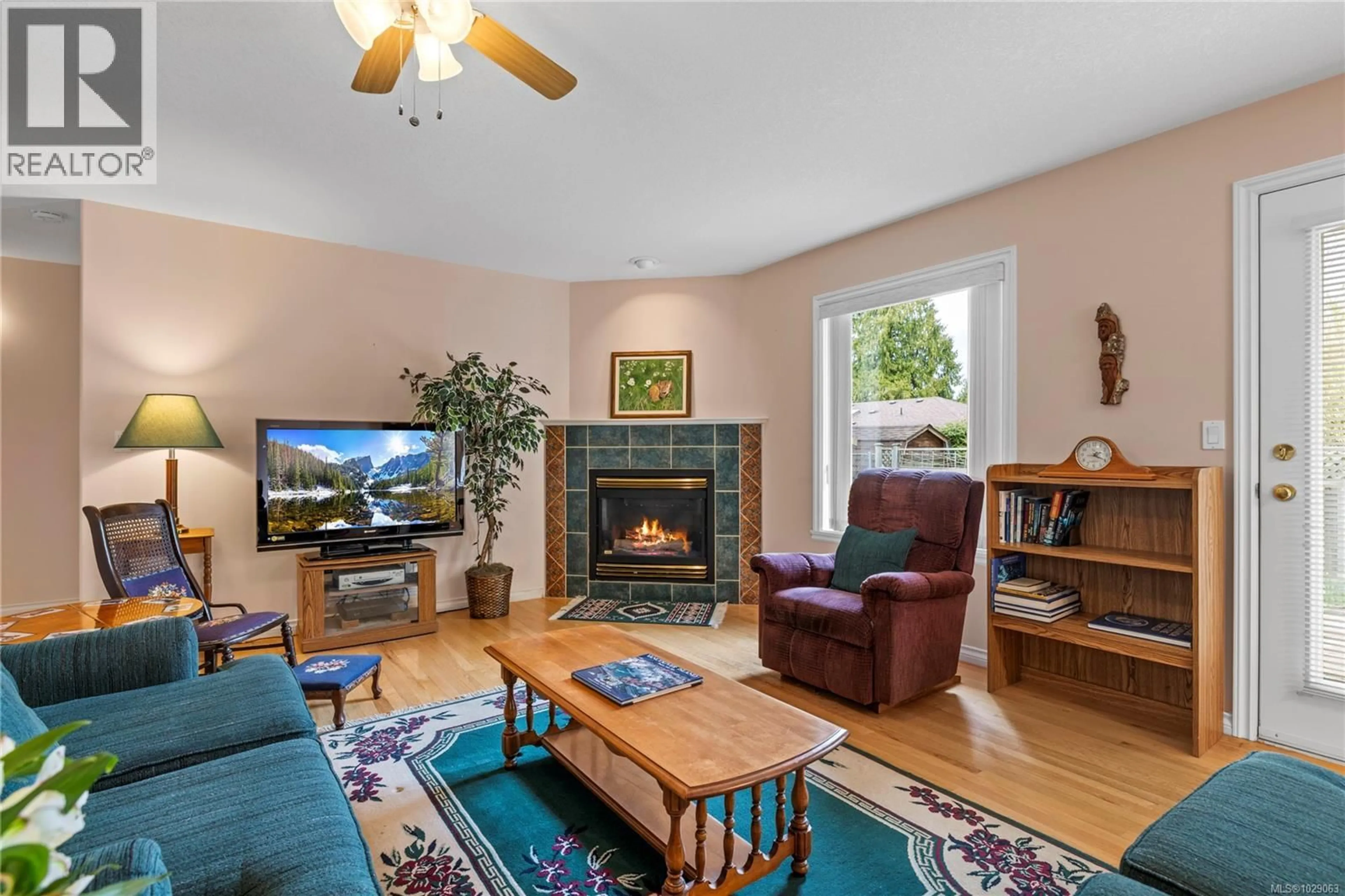 Living room with furniture, unknown for 485 SCHLEY PLACE, Qualicum Beach British Columbia V9K2L5