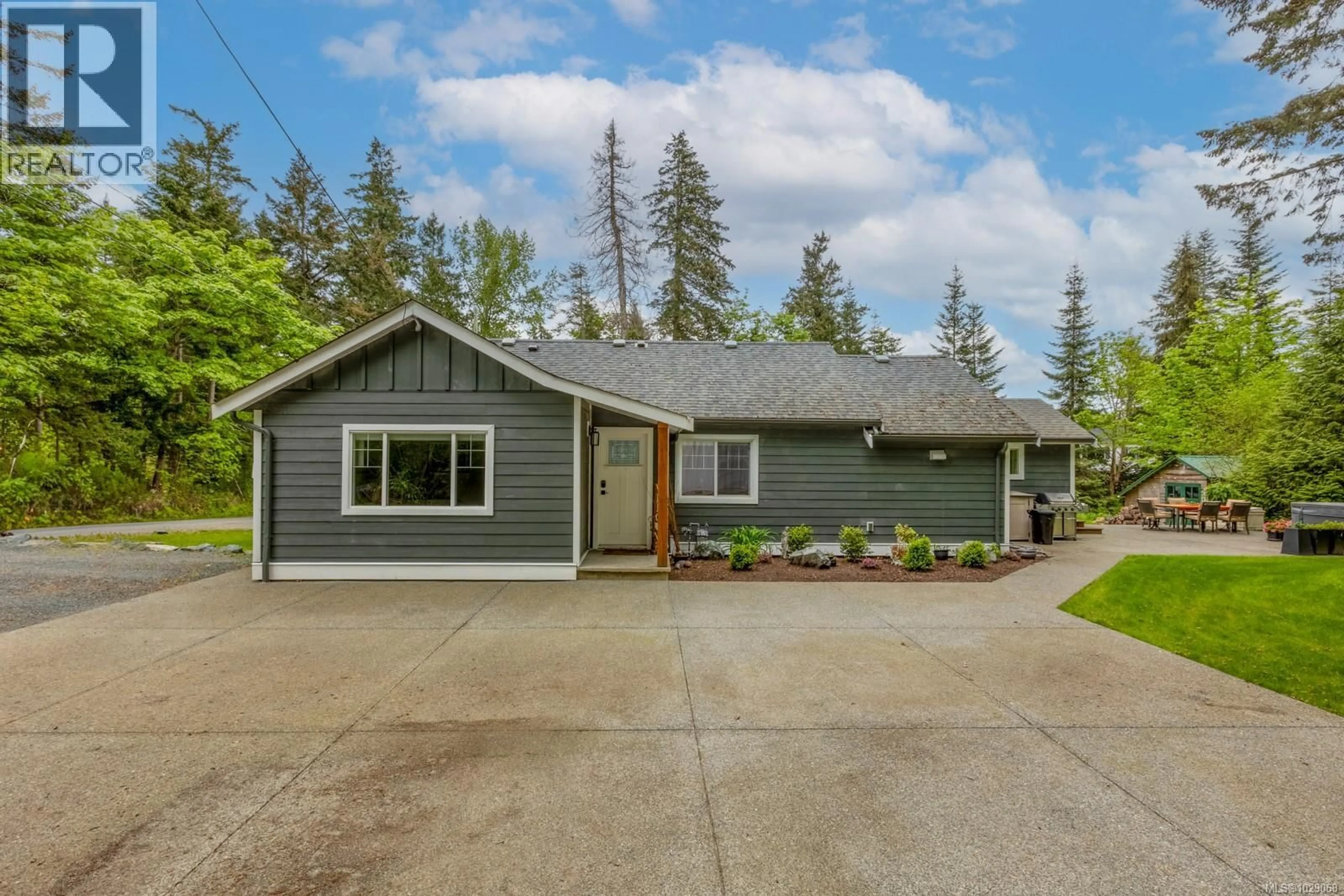 Home with vinyl exterior material, street for 3671 THOMSON ROAD, Courtenay British Columbia V9N9T5