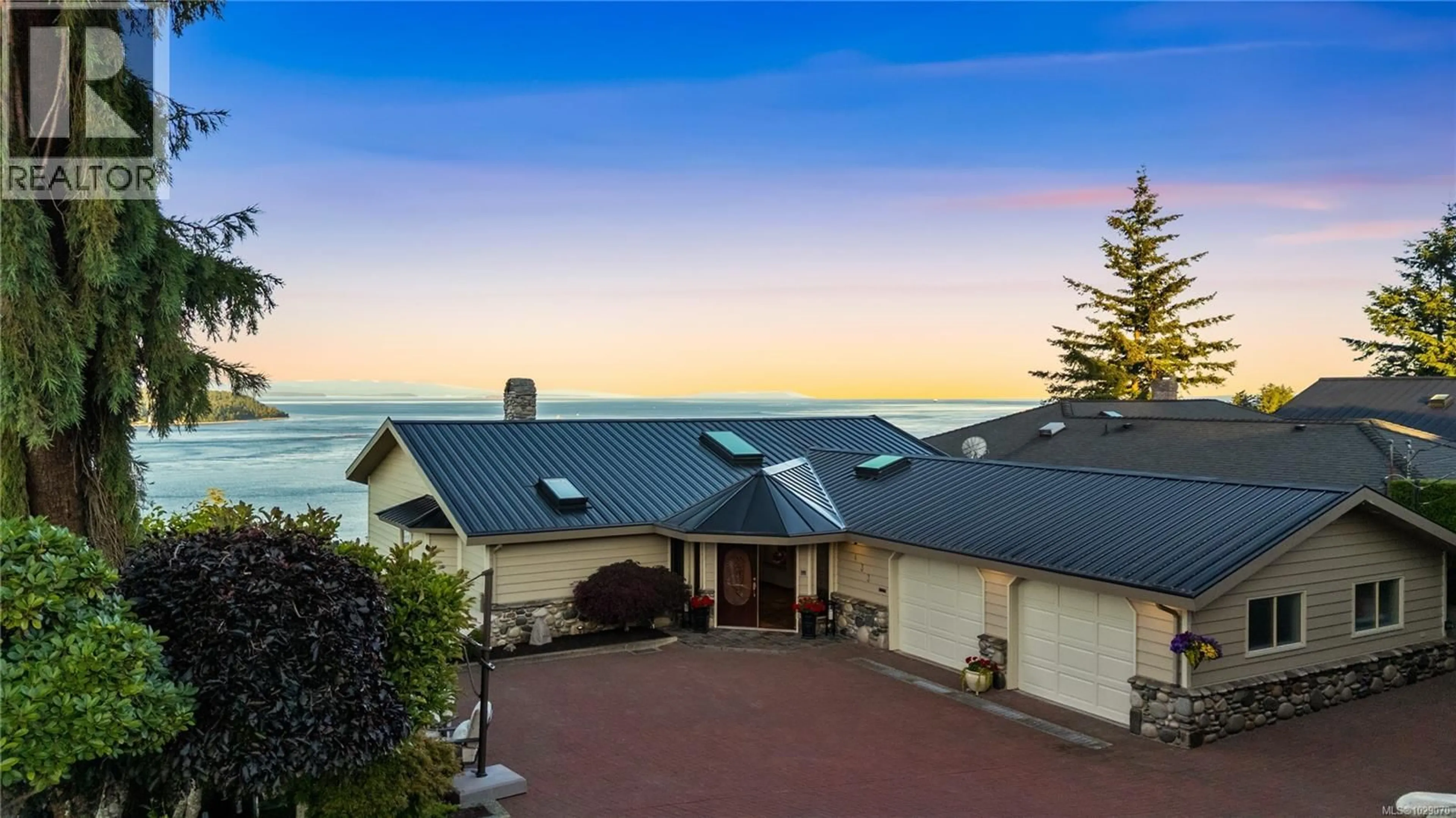 A pic from outside/outdoor area/front of a property/back of a property/a pic from drone, water/lake/river/ocean view for 433 EAGLE RIDGE ROAD, Campbell River British Columbia V9W6B4