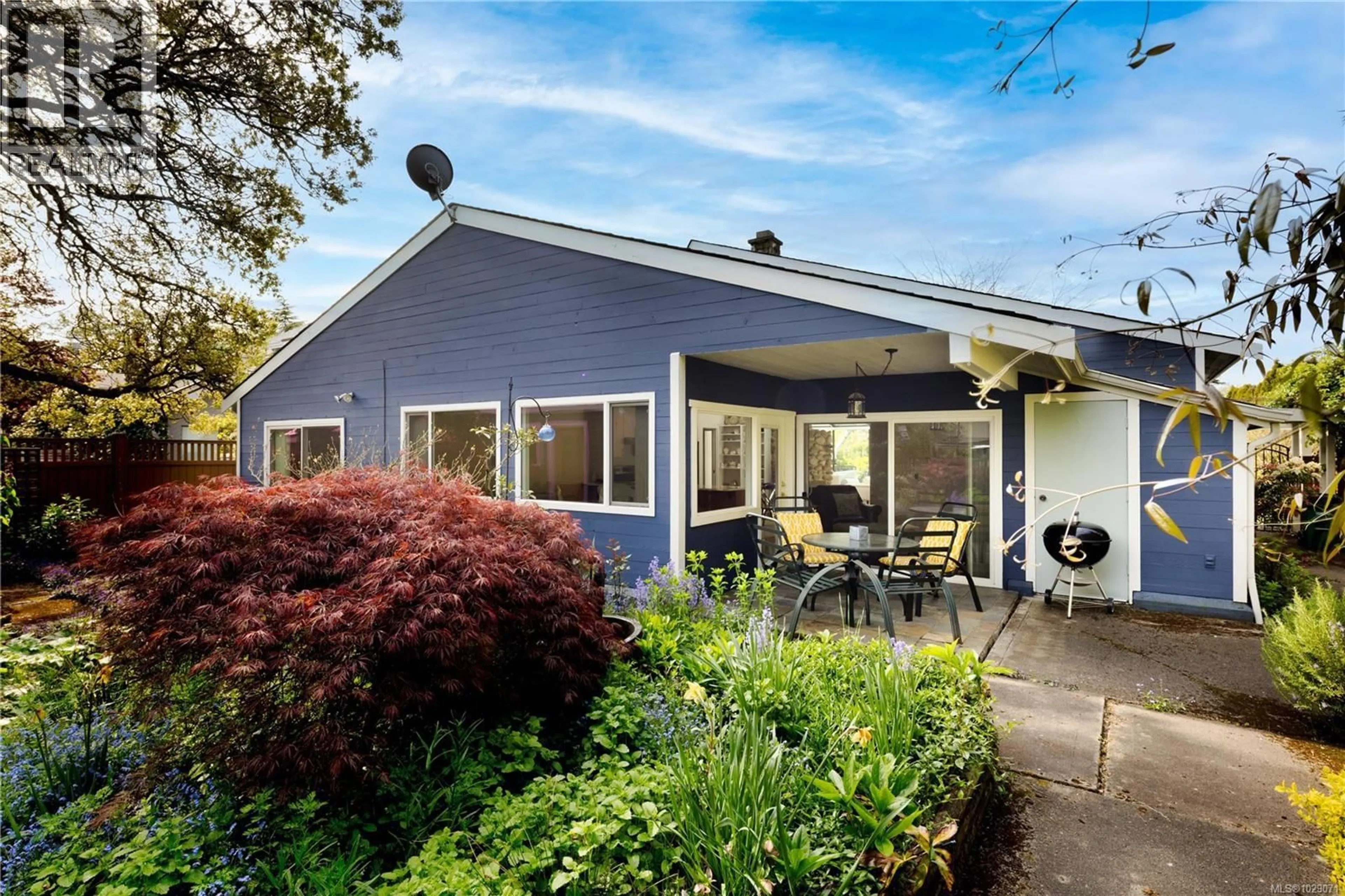 Patio, street for 4395 ROBINWOOD DRIVE, Saanich British Columbia V8N5R7