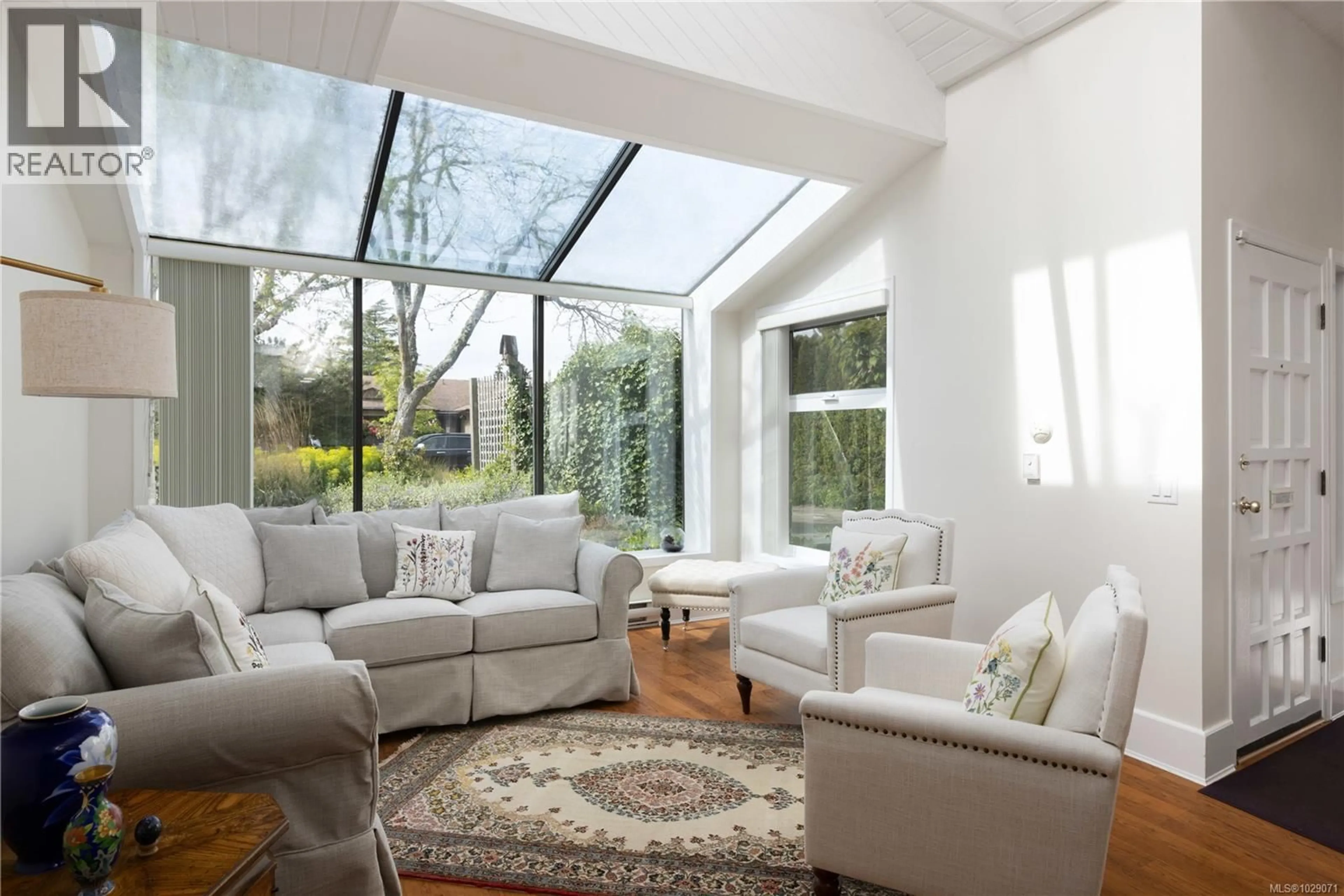 Living room with furniture, unknown for 4395 ROBINWOOD DRIVE, Saanich British Columbia V8N5R7