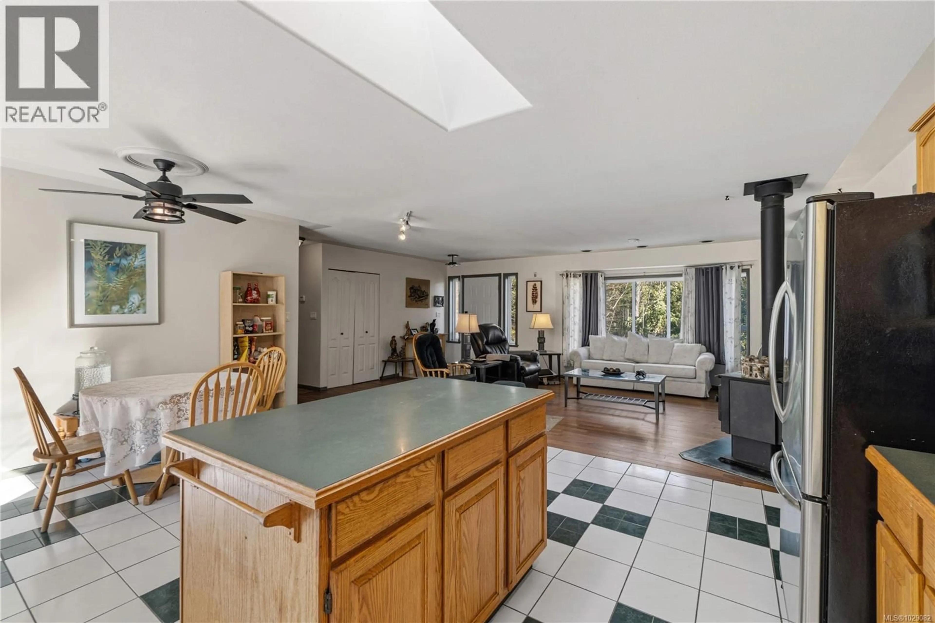 Open concept kitchen, ceramic/tile floor for 3829 WILD ROAD, Whiskey Creek British Columbia V9K1V6