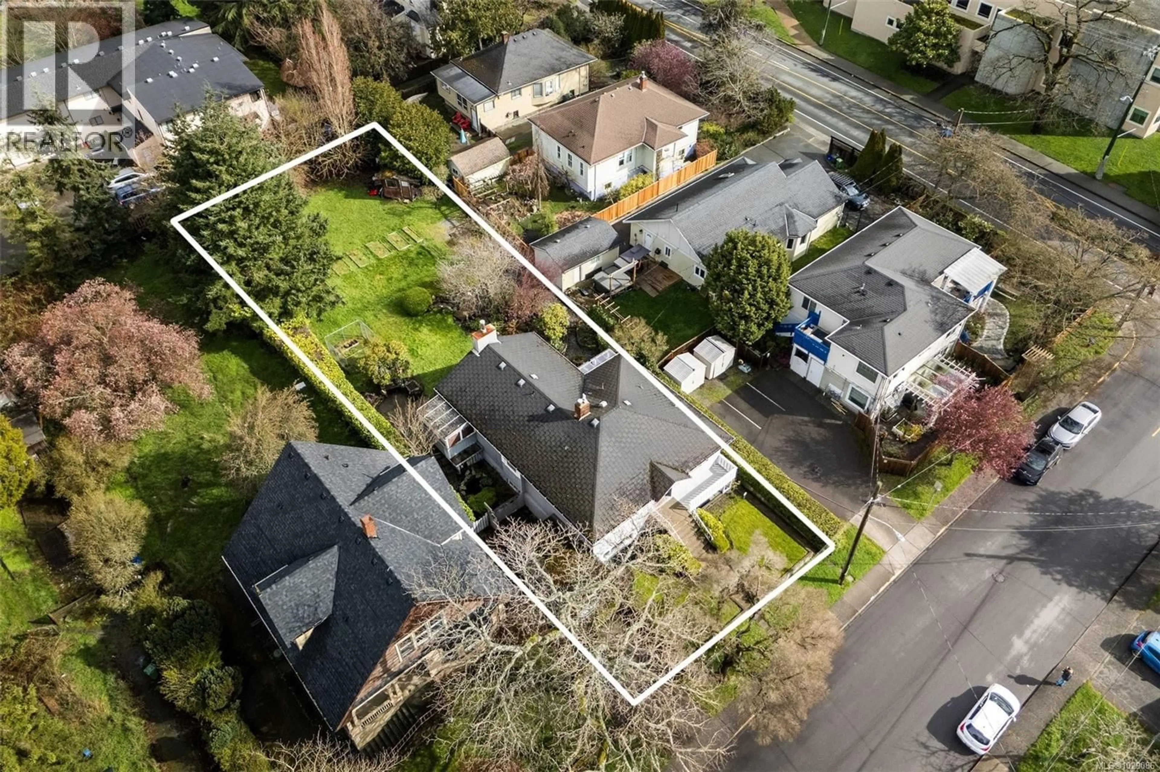 A pic from outside/outdoor area/front of a property/back of a property/a pic from drone, street for 1790 DENMAN STREET, Victoria British Columbia V8R1Y4