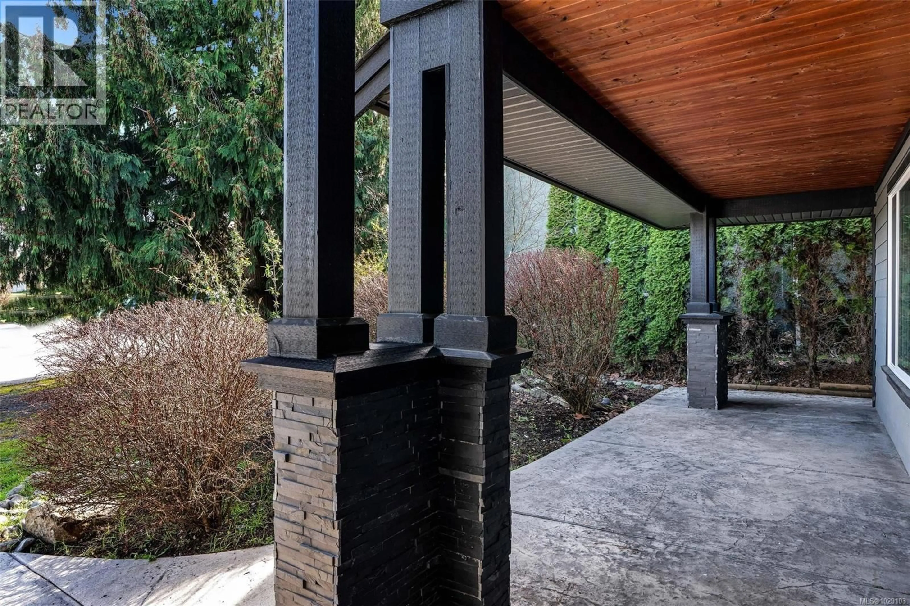 Patio, street for 3264 IRMA STREET, Saanich British Columbia V8Z3R8