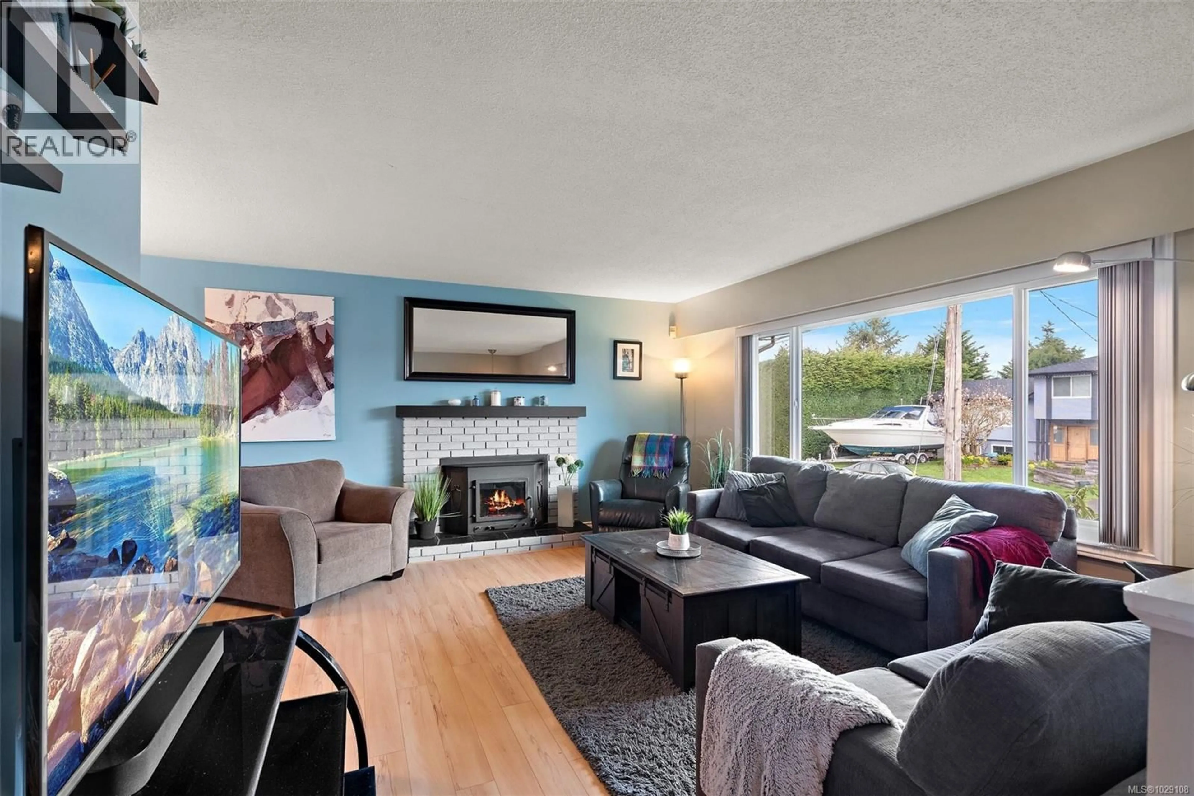 Living room with furniture, wood/laminate floor for 10289 GODFREY PLACE, Sidney British Columbia V8L2K9