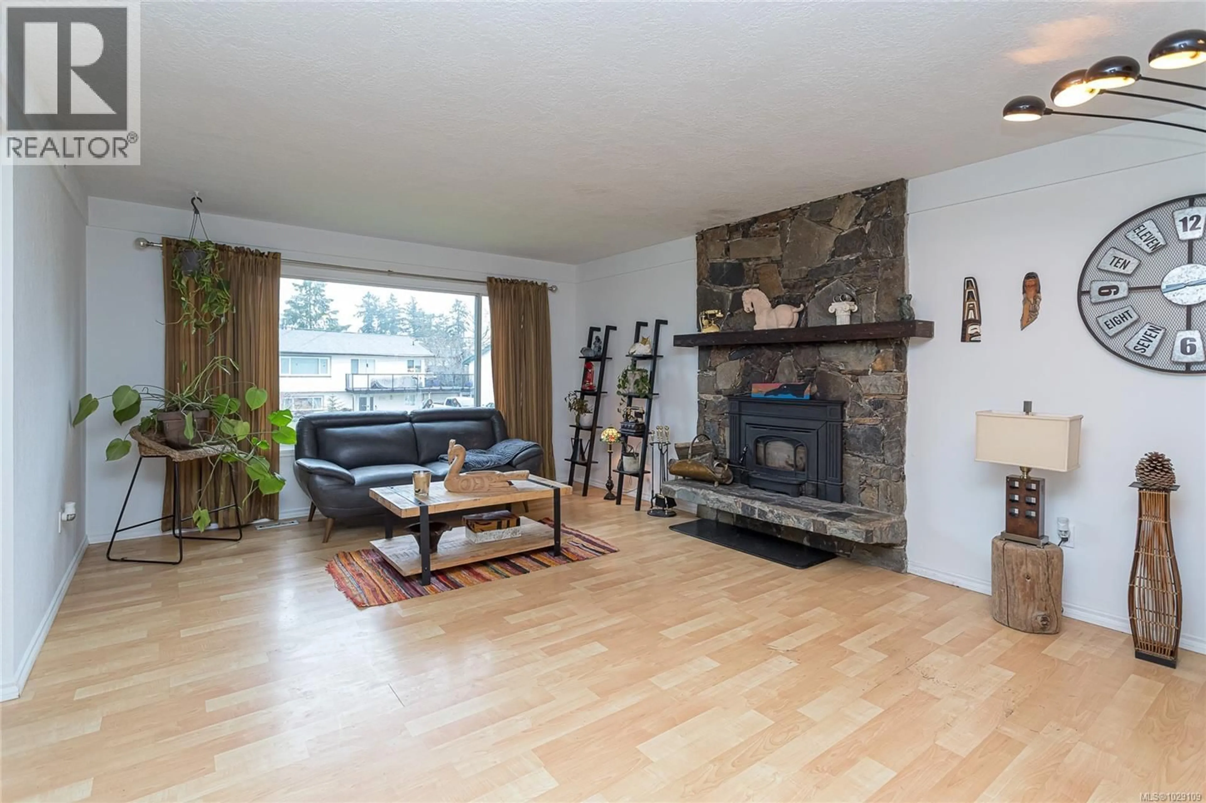Living room with furniture, wood/laminate floor for 1975 JEFFREE ROAD, Central Saanich British Columbia V8M1K1
